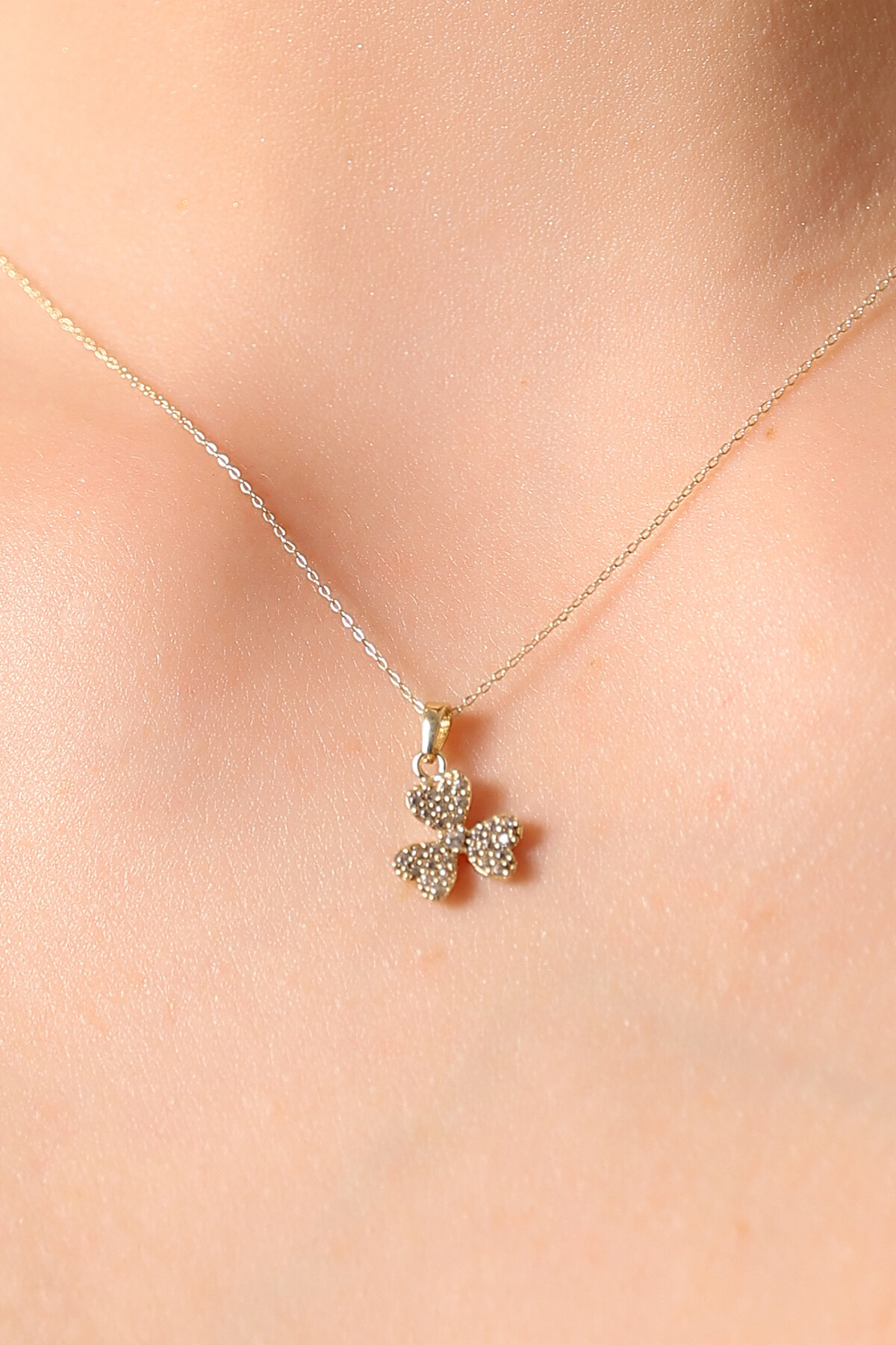 14 Ayar Altın Taşlı Yonca Kolye