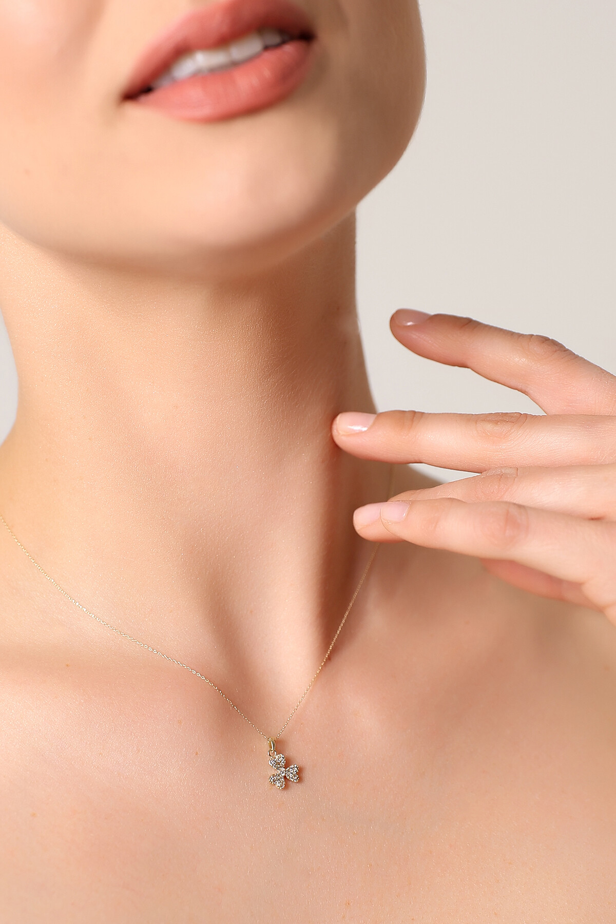 14 Ayar Altın Taşlı Yonca Kolye