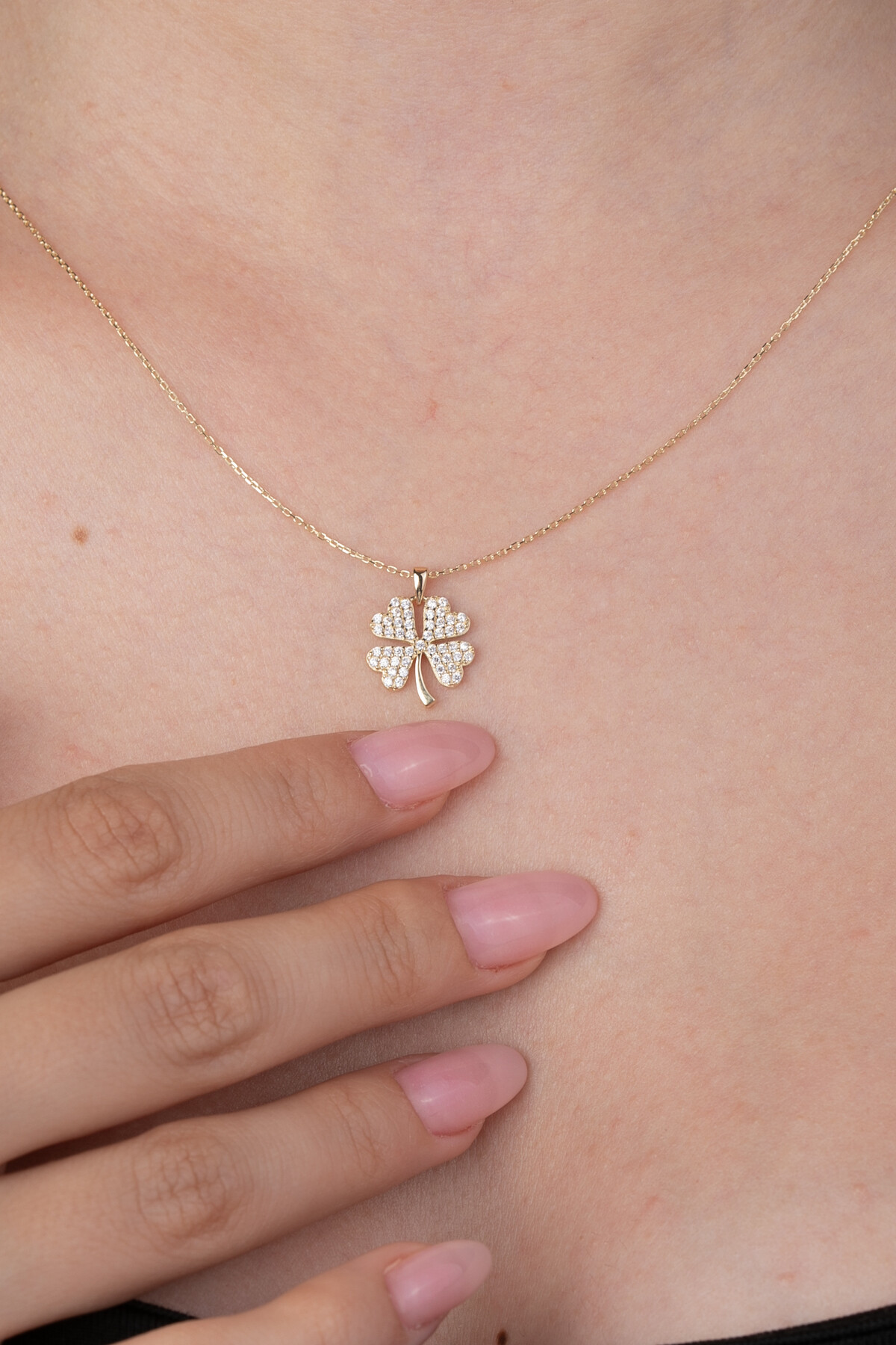 14 Ayar Altın Taşlı Yonca Kolye