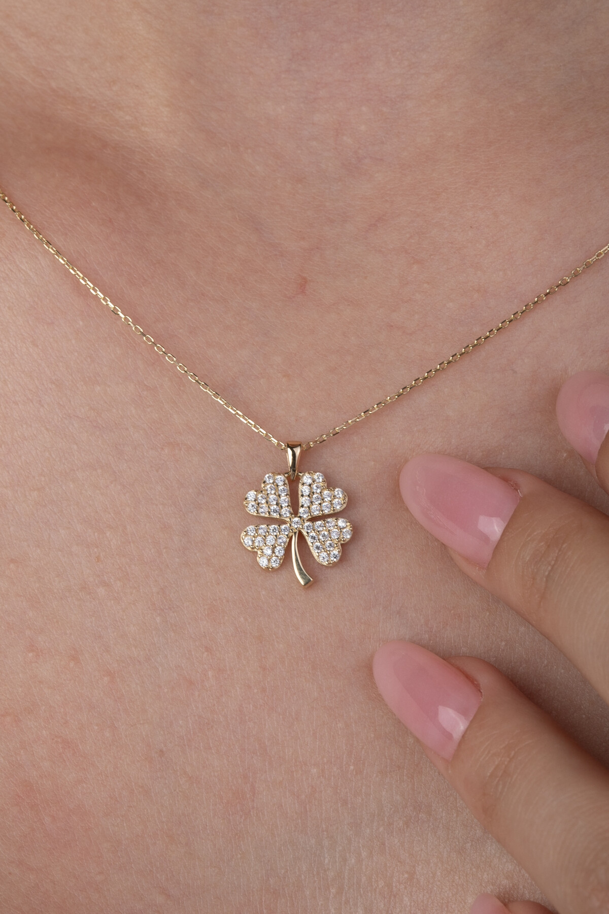 14 Ayar Altın Taşlı Yonca Kolye