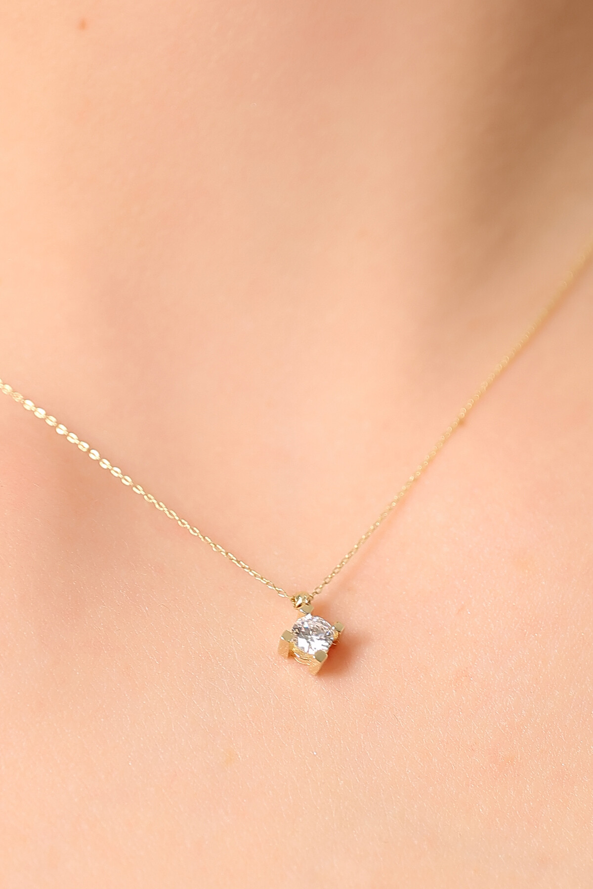 14 Ayar Altın Tektaş Kolye