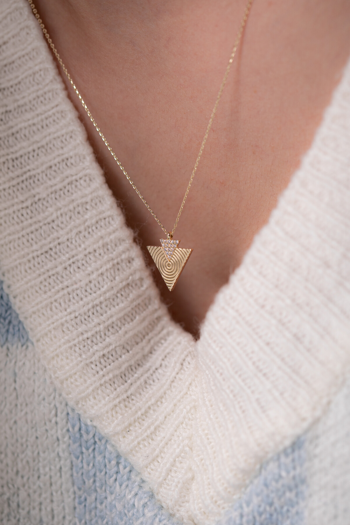 14 Ayar Altın Üçgen Kolye