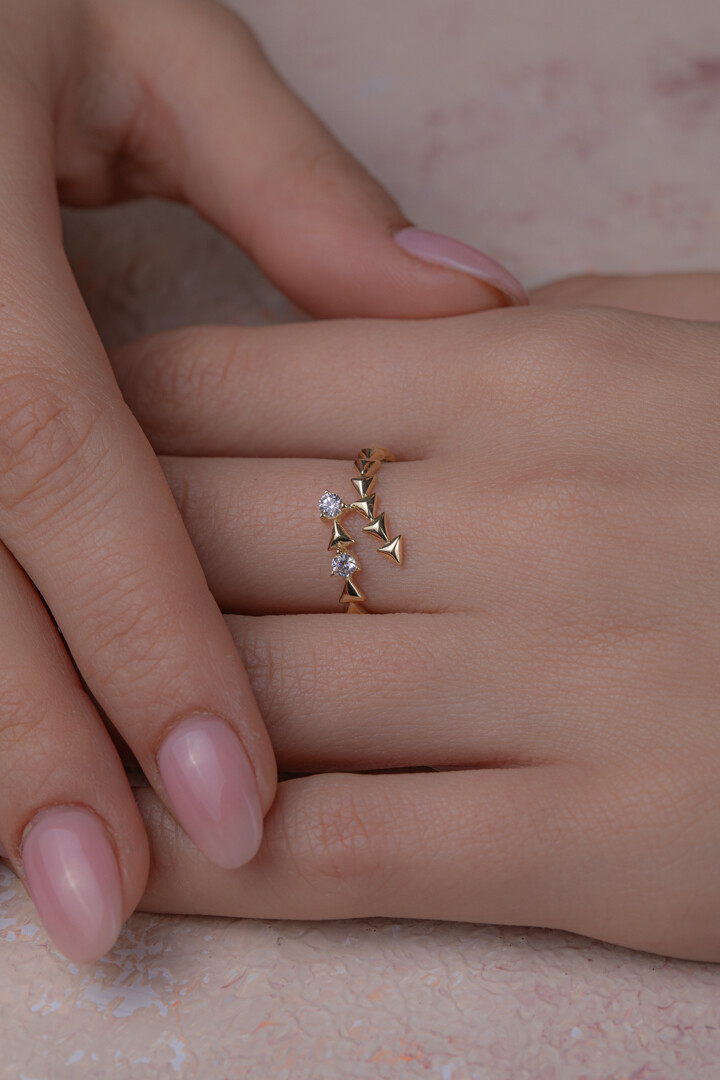 14 Ayar Altın Üçgen Motifli Yüzük