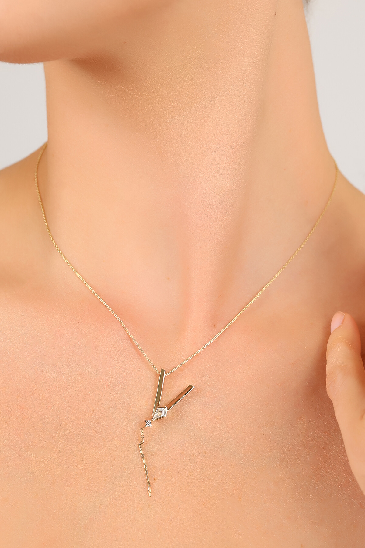 14 Ayar Altın Uçurtma  V Harfi Kolye