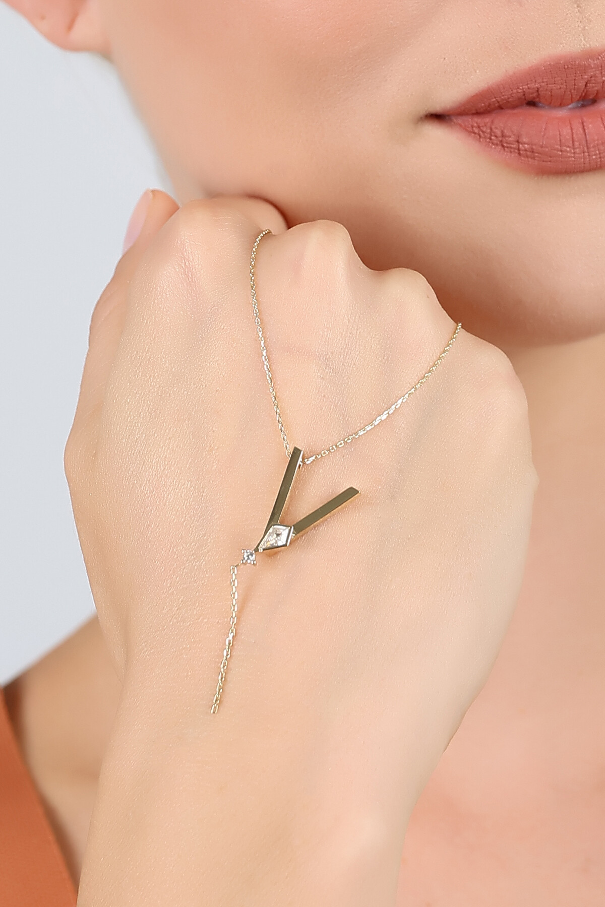 14 Ayar Altın Uçurtma  V Harfi Kolye