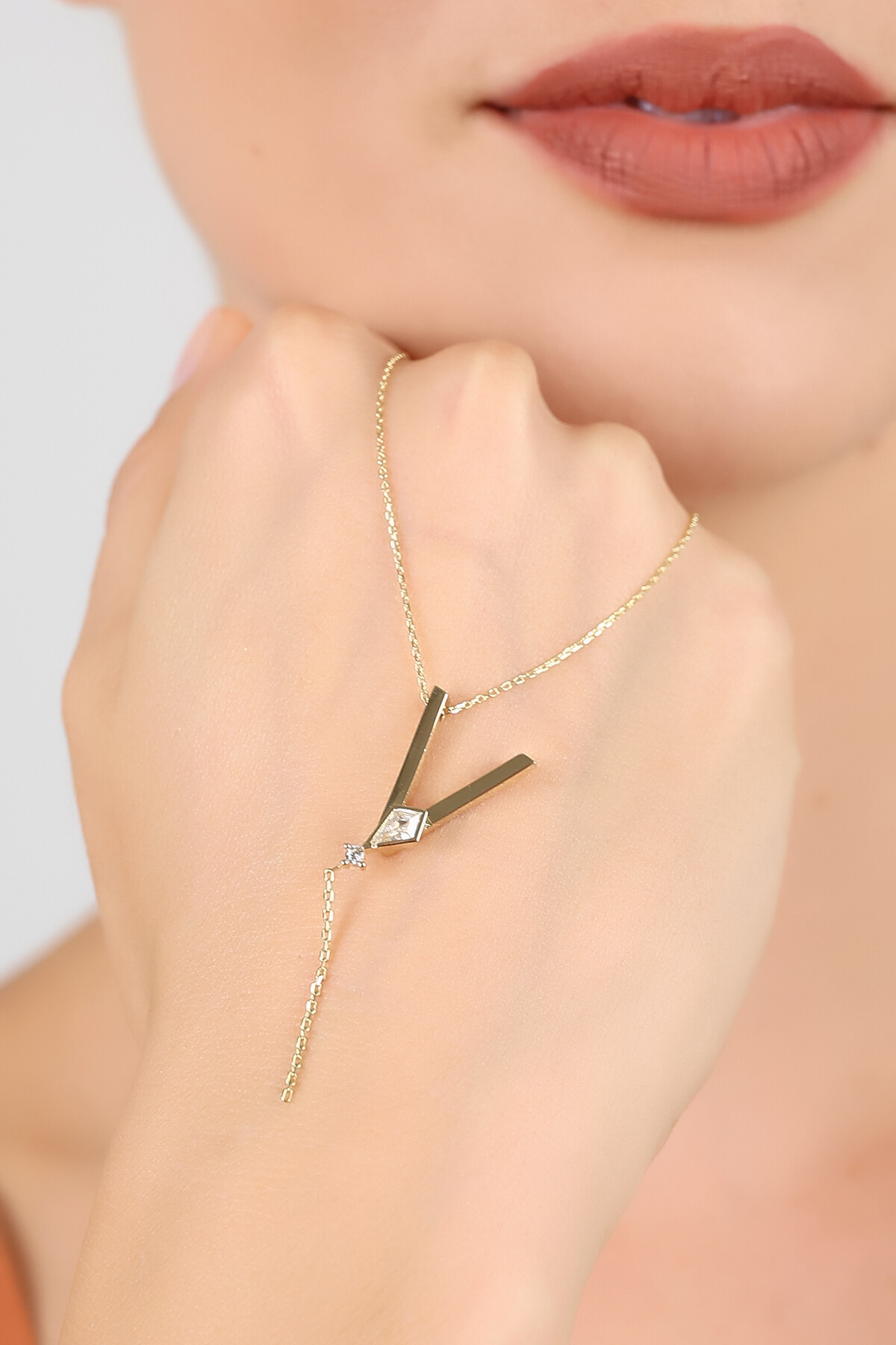 14 Ayar Altın Uçurtma  V Harfi Kolye