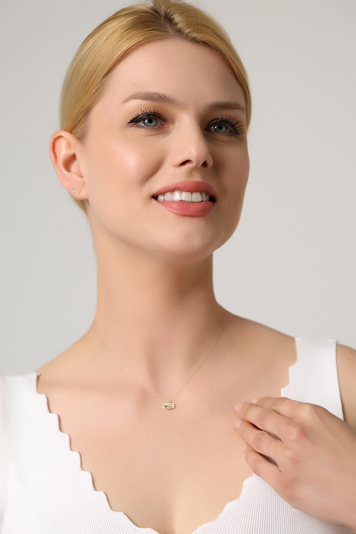 14 Ayar Altın Vav Kolye