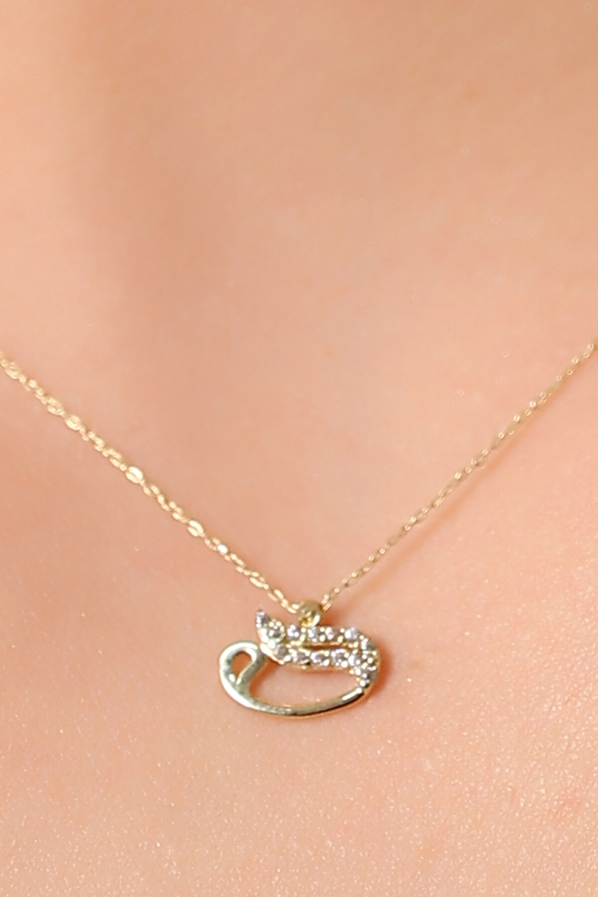 14 Ayar Altın Vav Kolye