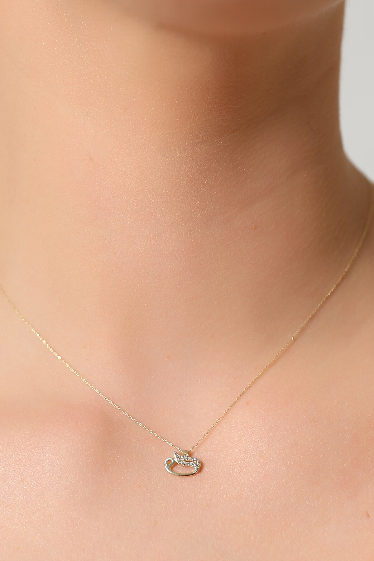 14 Ayar Altın Vav Kolye