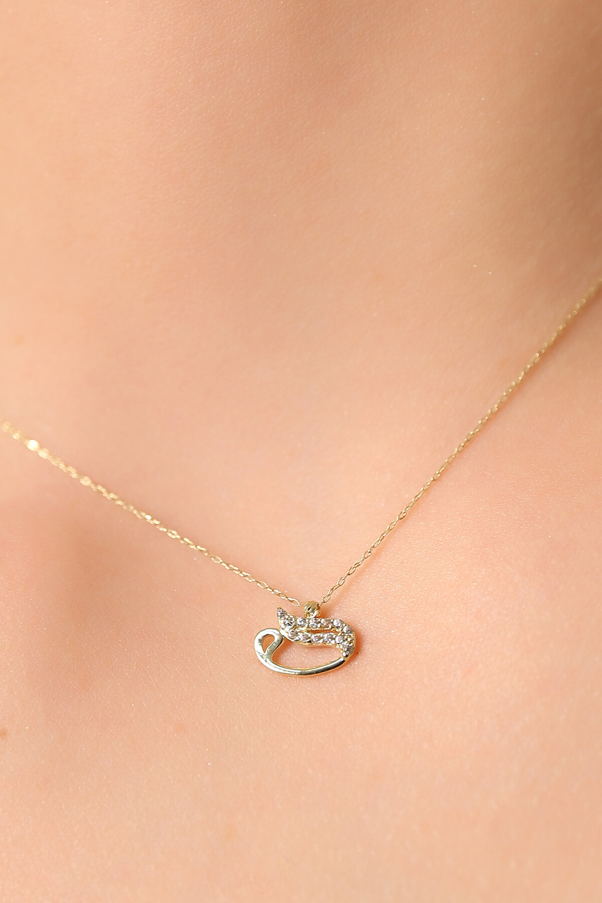 14 Ayar Altın Vav Kolye