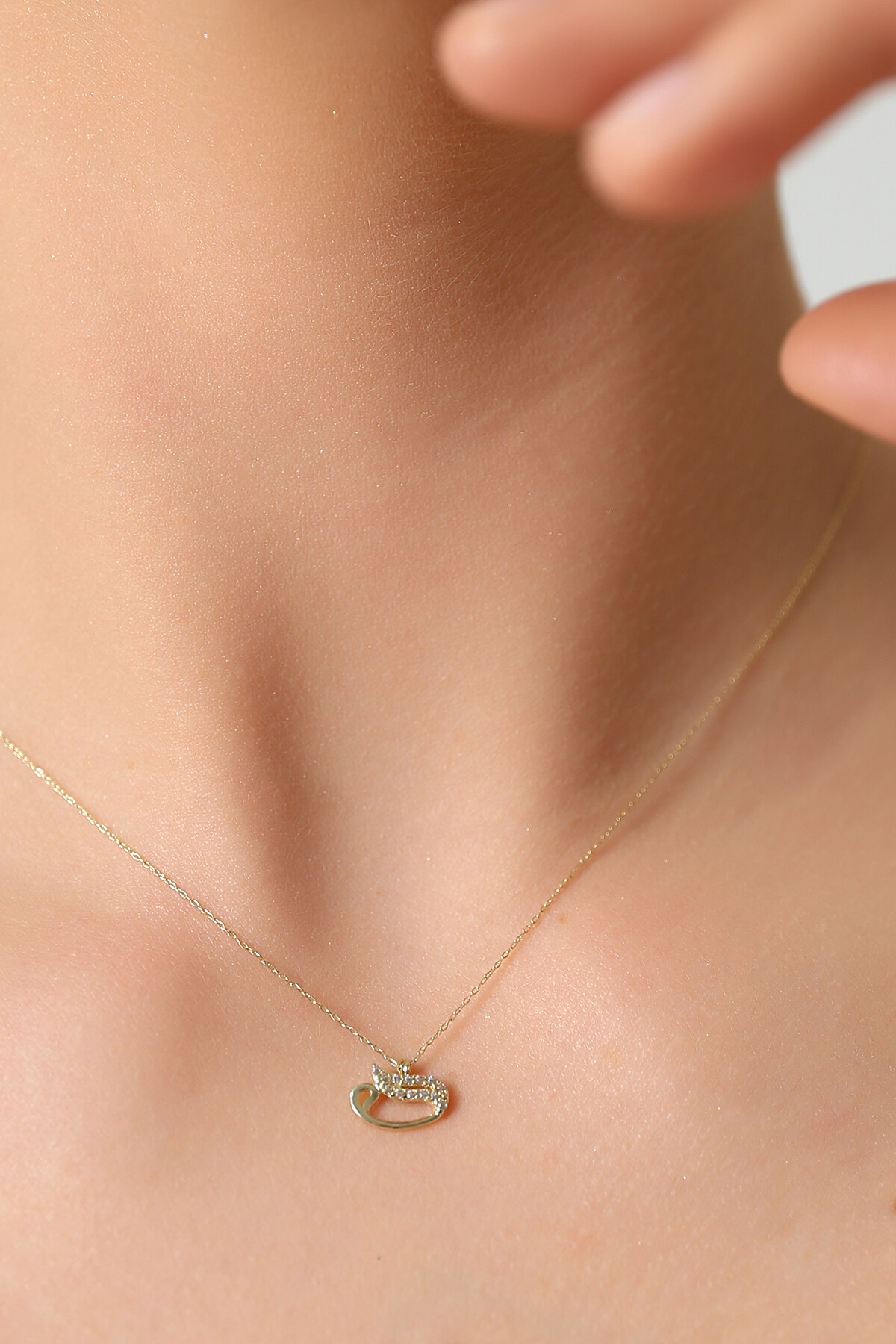 14 Ayar Altın Vav Kolye