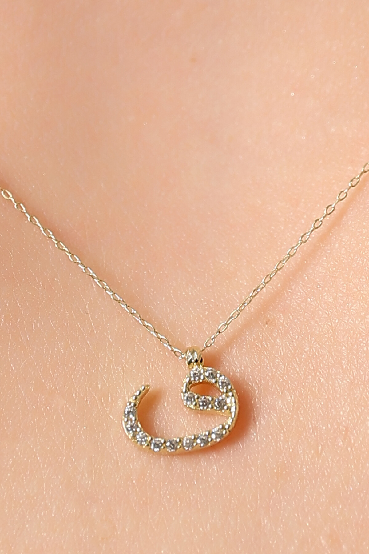 14 Ayar Altın Vav Kolye