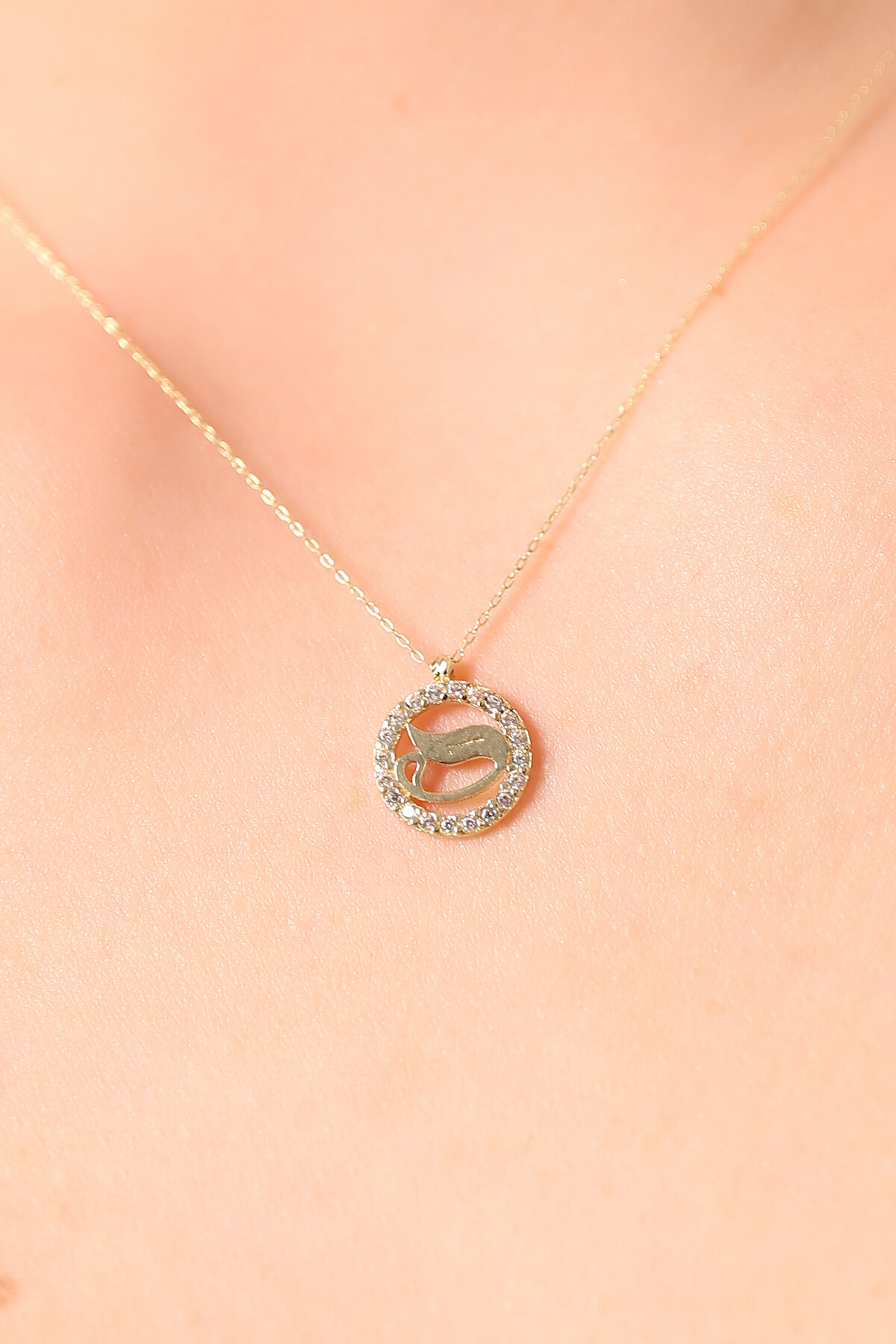 14 Ayar Altın Vav Kolye