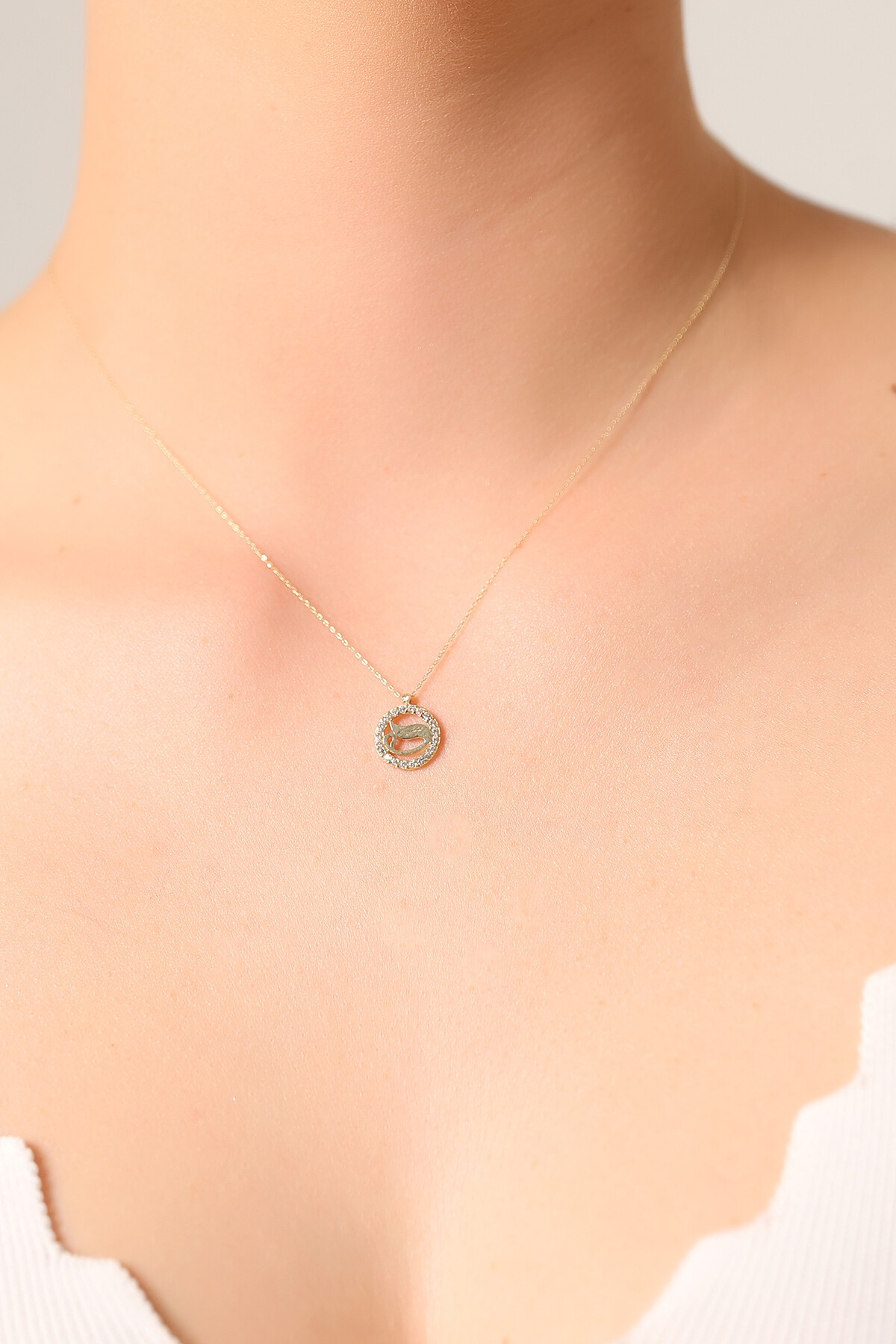 14 Ayar Altın Vav Kolye