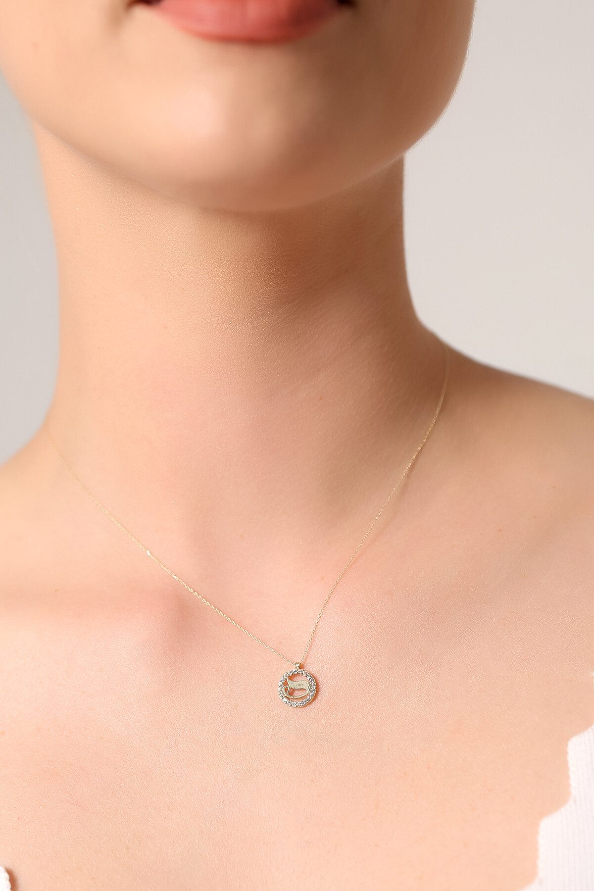 14 Ayar Altın Vav Kolye