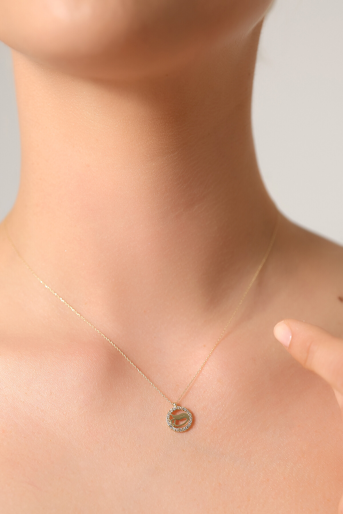 14 Ayar Altın Vav Kolye