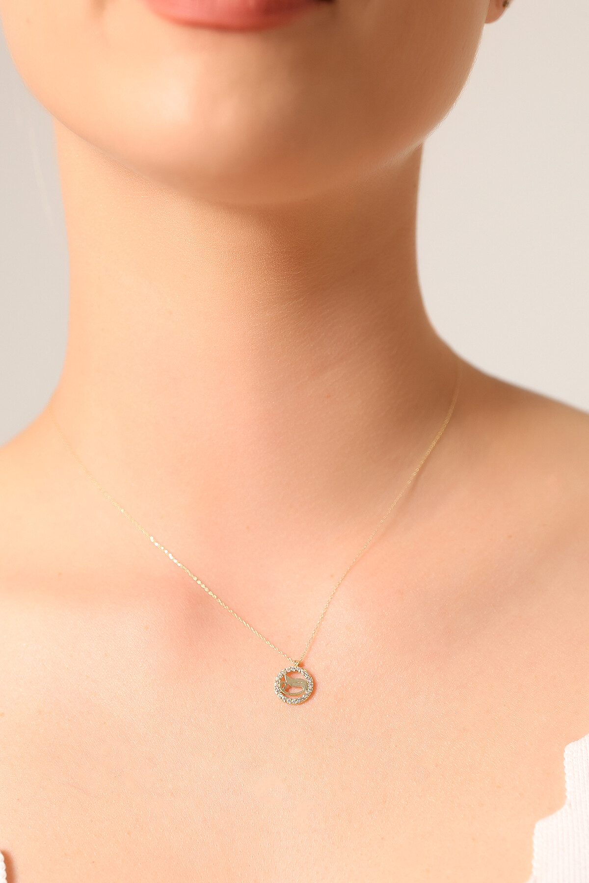 14 Ayar Altın Vav Kolye