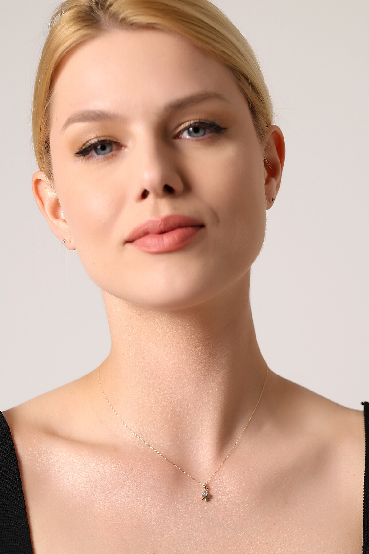 14 Ayar Altın Yarı Taşlı Yonca Kolye