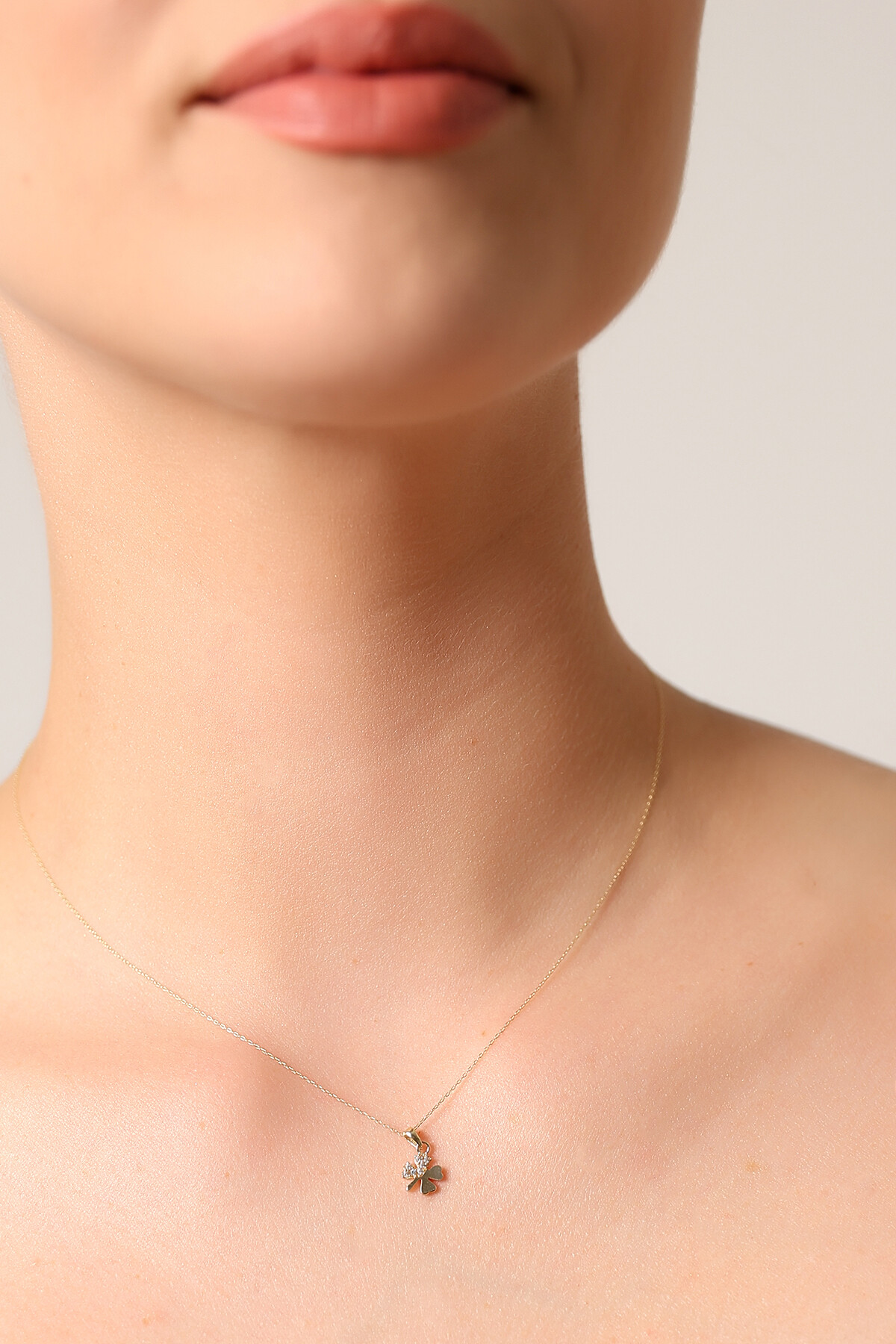 14 Ayar Altın Yarı Taşlı Yonca Kolye