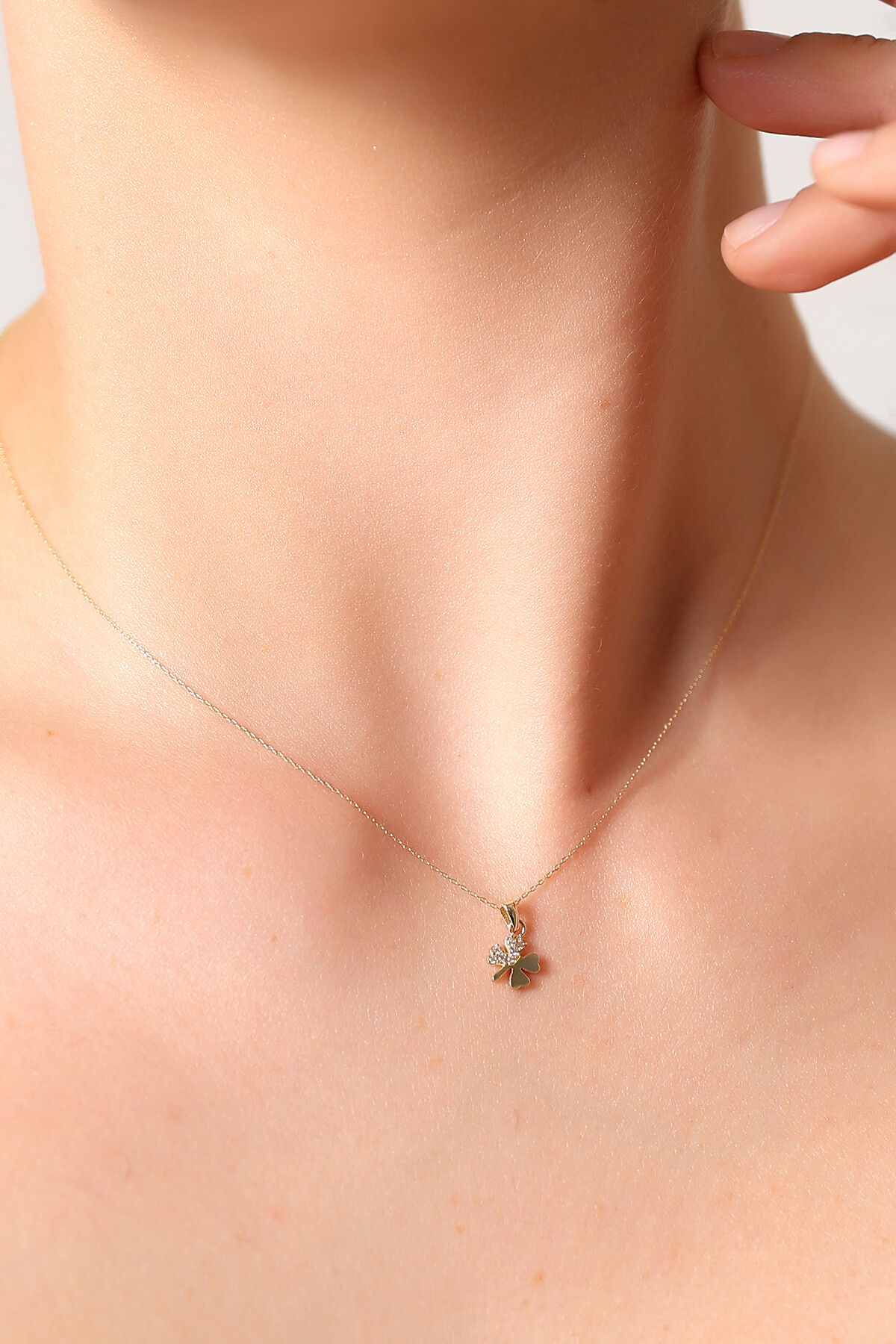 14 Ayar Altın Yarı Taşlı Yonca Kolye