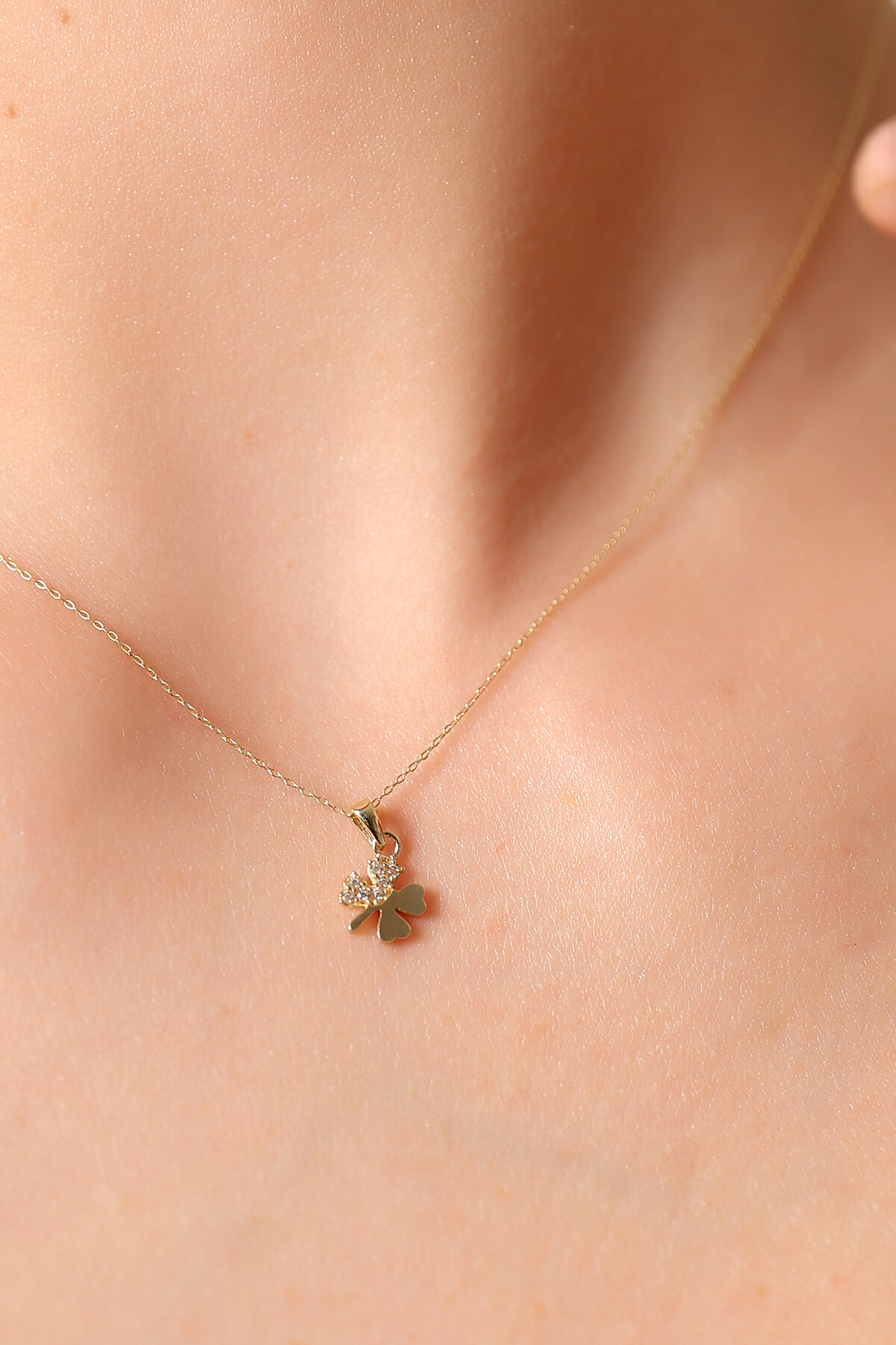 14 Ayar Altın Yarı Taşlı Yonca Kolye