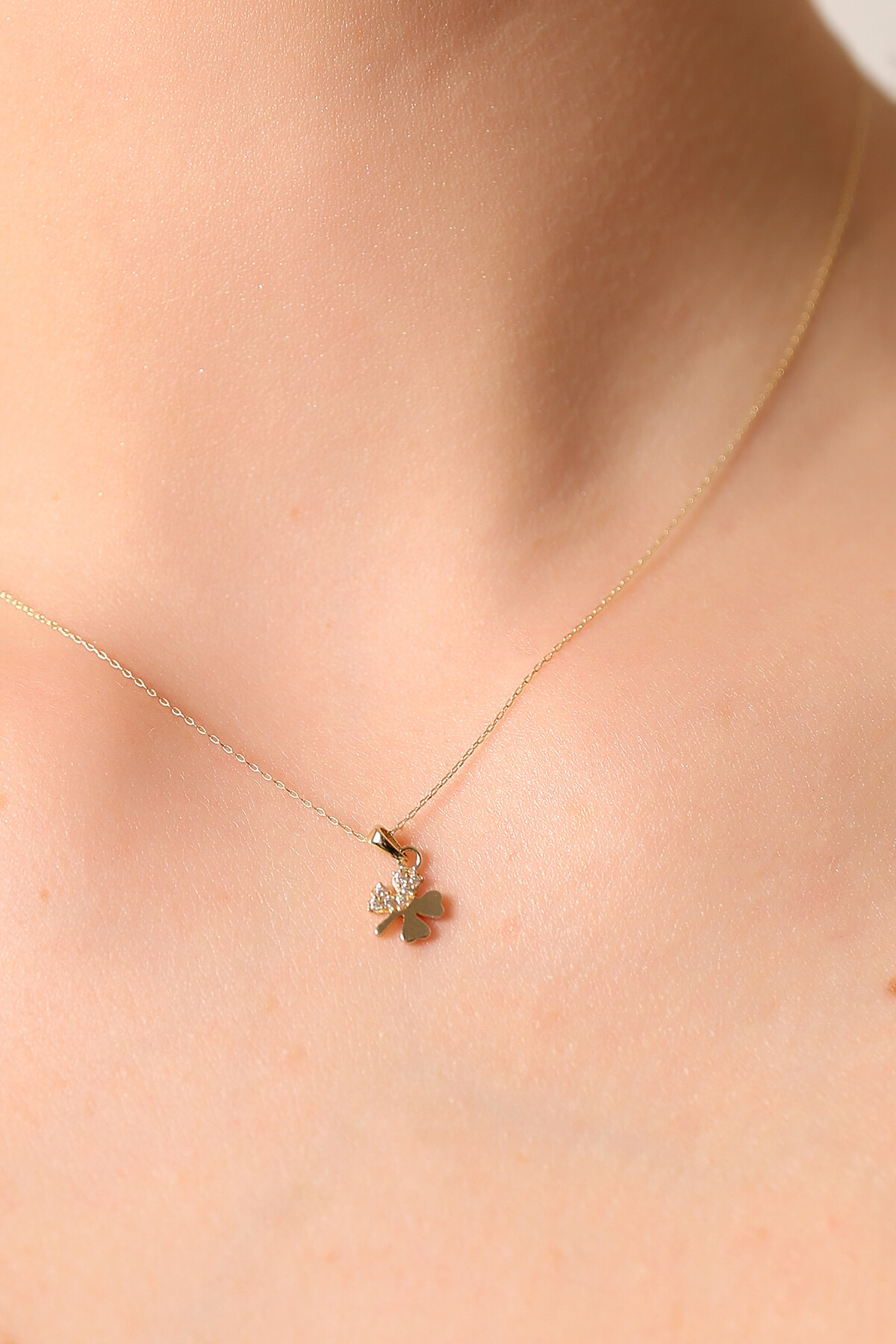 14 Ayar Altın Yarı Taşlı Yonca Kolye