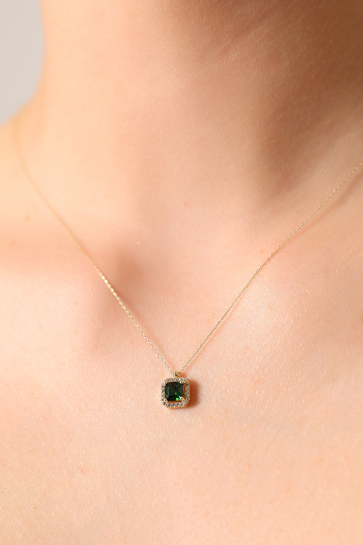 14 Ayar Altın Yeşil Baget Kolye