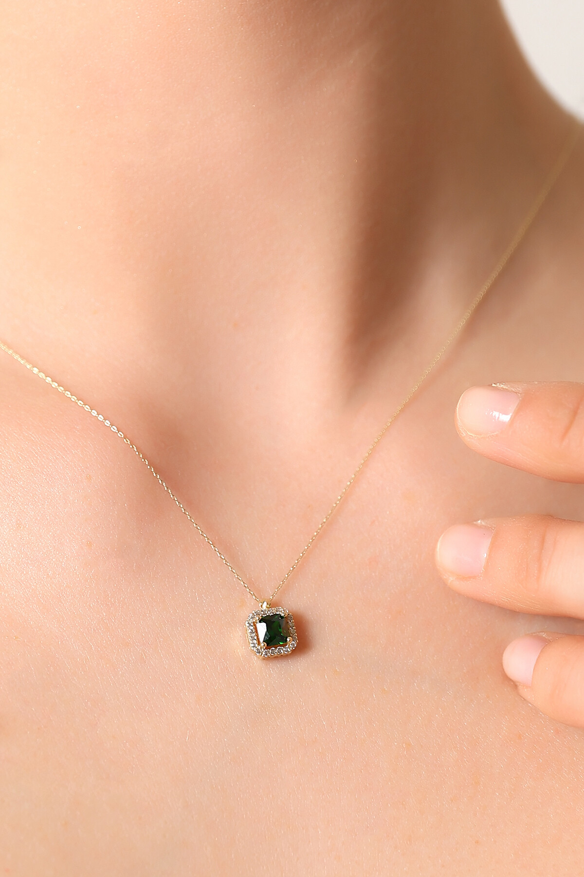 14 Ayar Altın Yeşil Baget Kolye