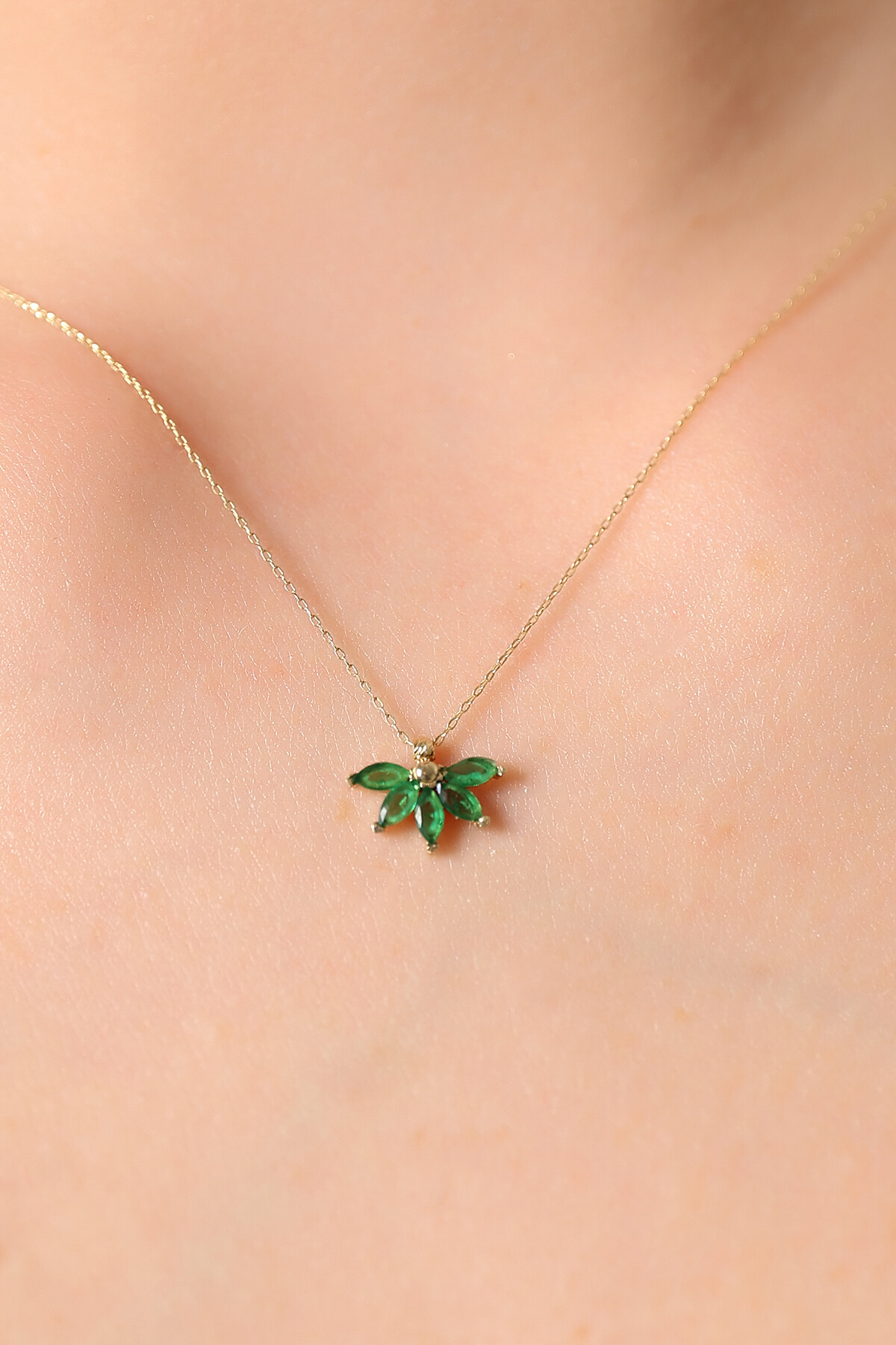 14 Ayar Altın Yeşil Taş Kolye