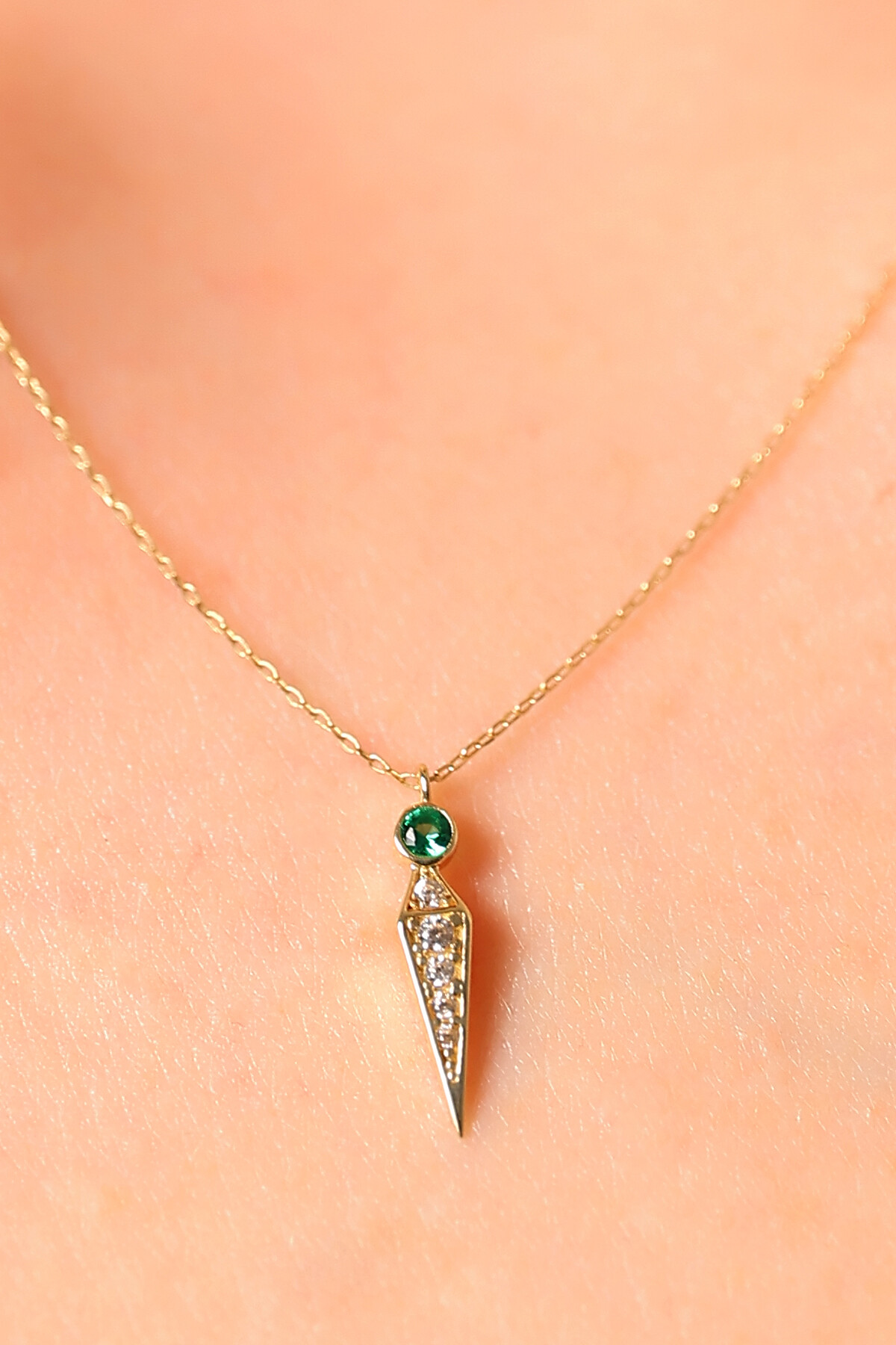 14 Ayar Altın Yeşil Taş Sivri Uç Kolye