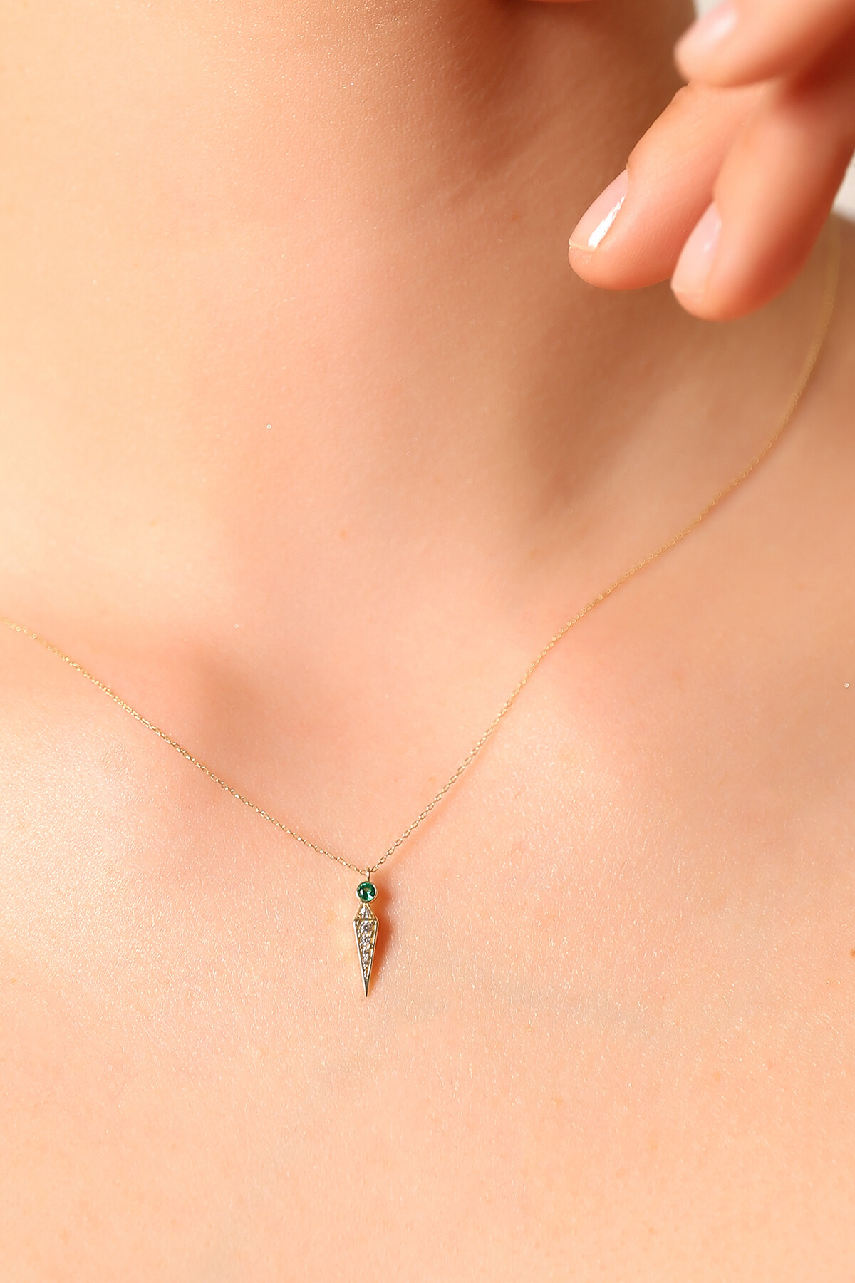 14 Ayar Altın Yeşil Taş Sivri Uç Kolye