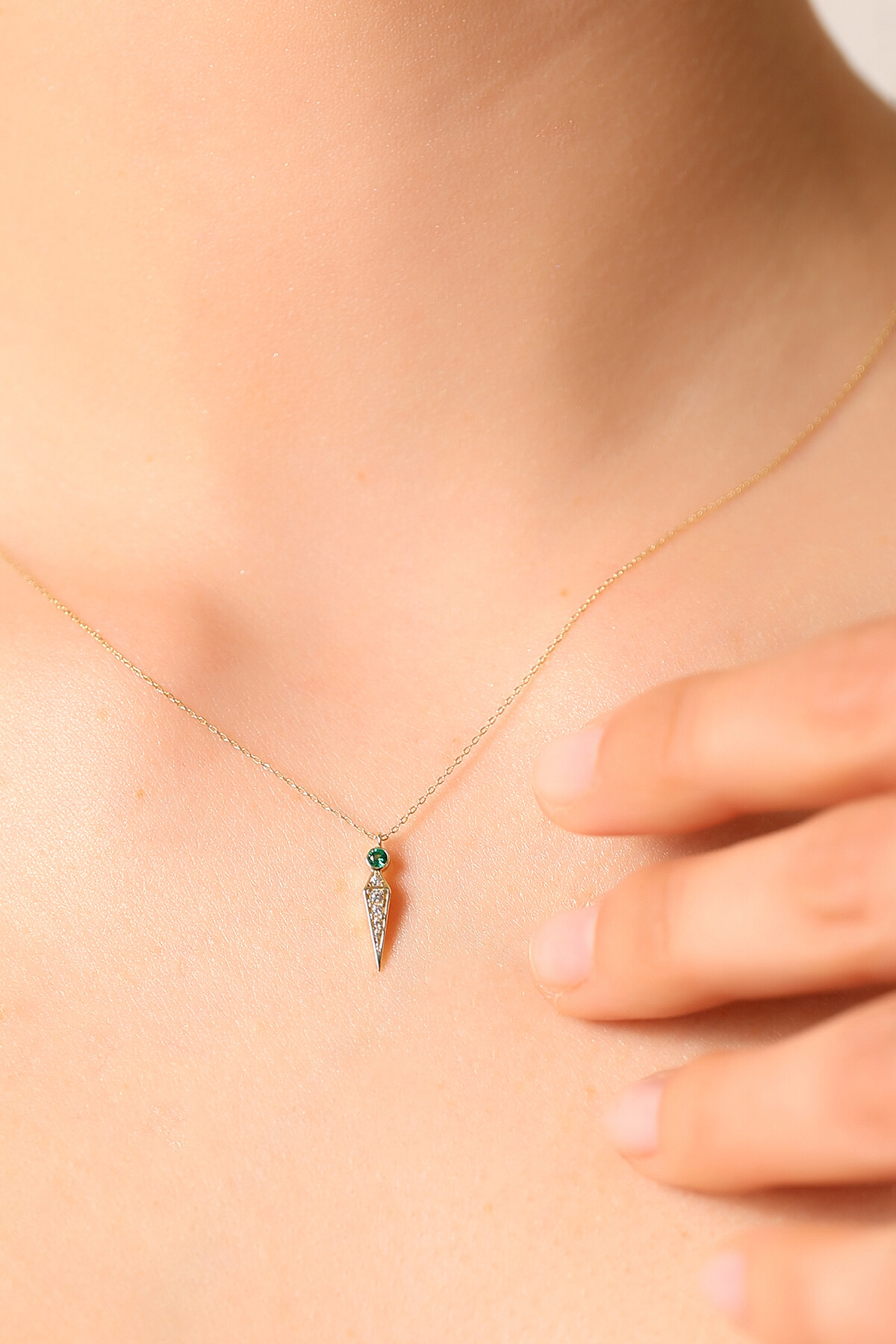 14 Ayar Altın Yeşil Taş Sivri Uç Kolye