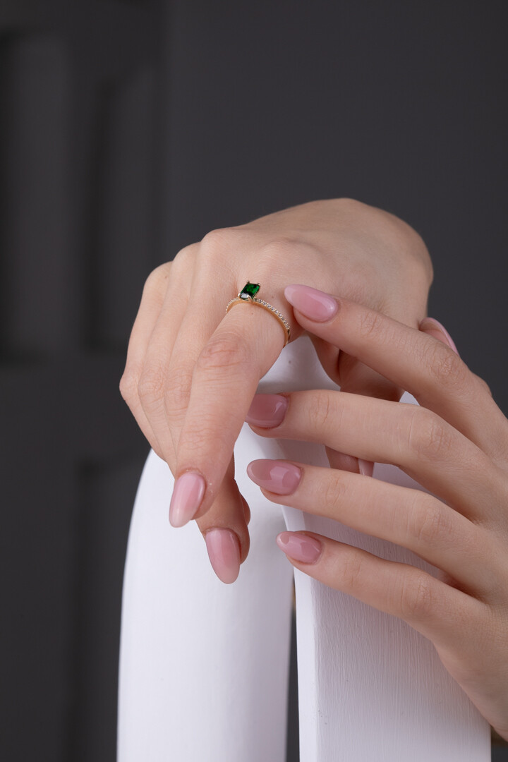 14 Ayar Altın Yeşil Taşlı Baget Yüzük