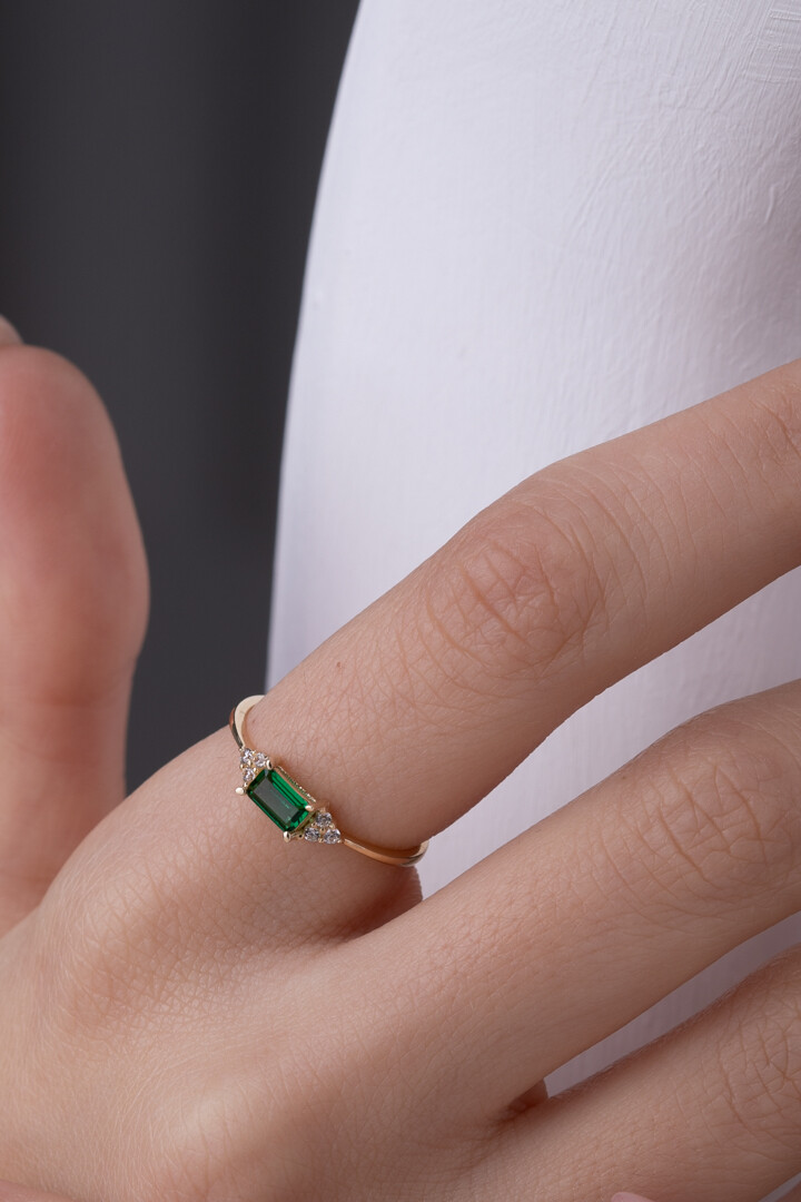 14 Ayar Altın Yeşil Taşlı Baget Yüzük