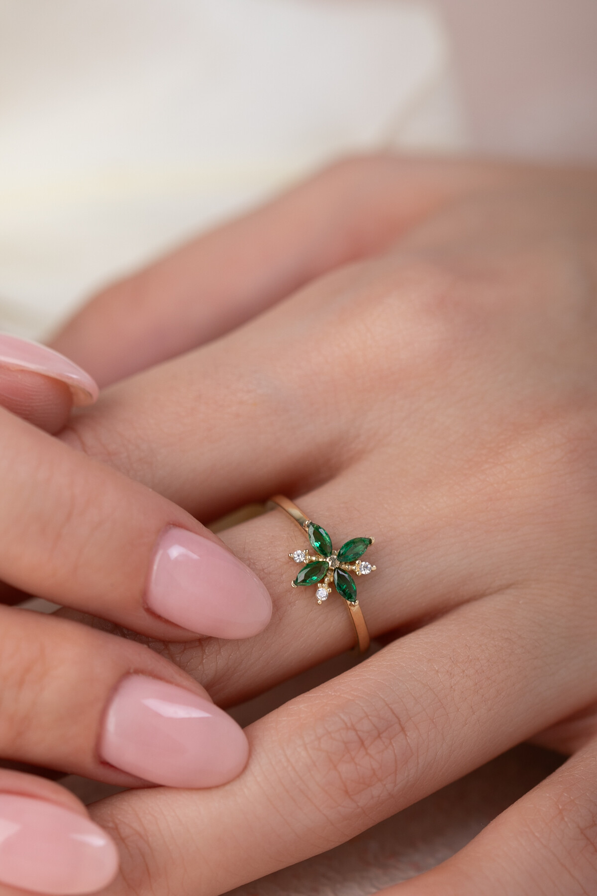 14 Ayar Altın Yeşil Taşlı Yüzük