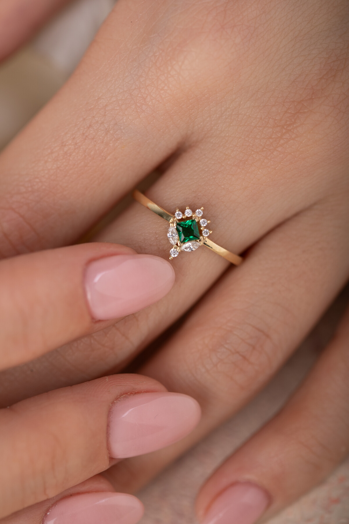 14 Ayar Altın Yeşil Taşlı Yüzük