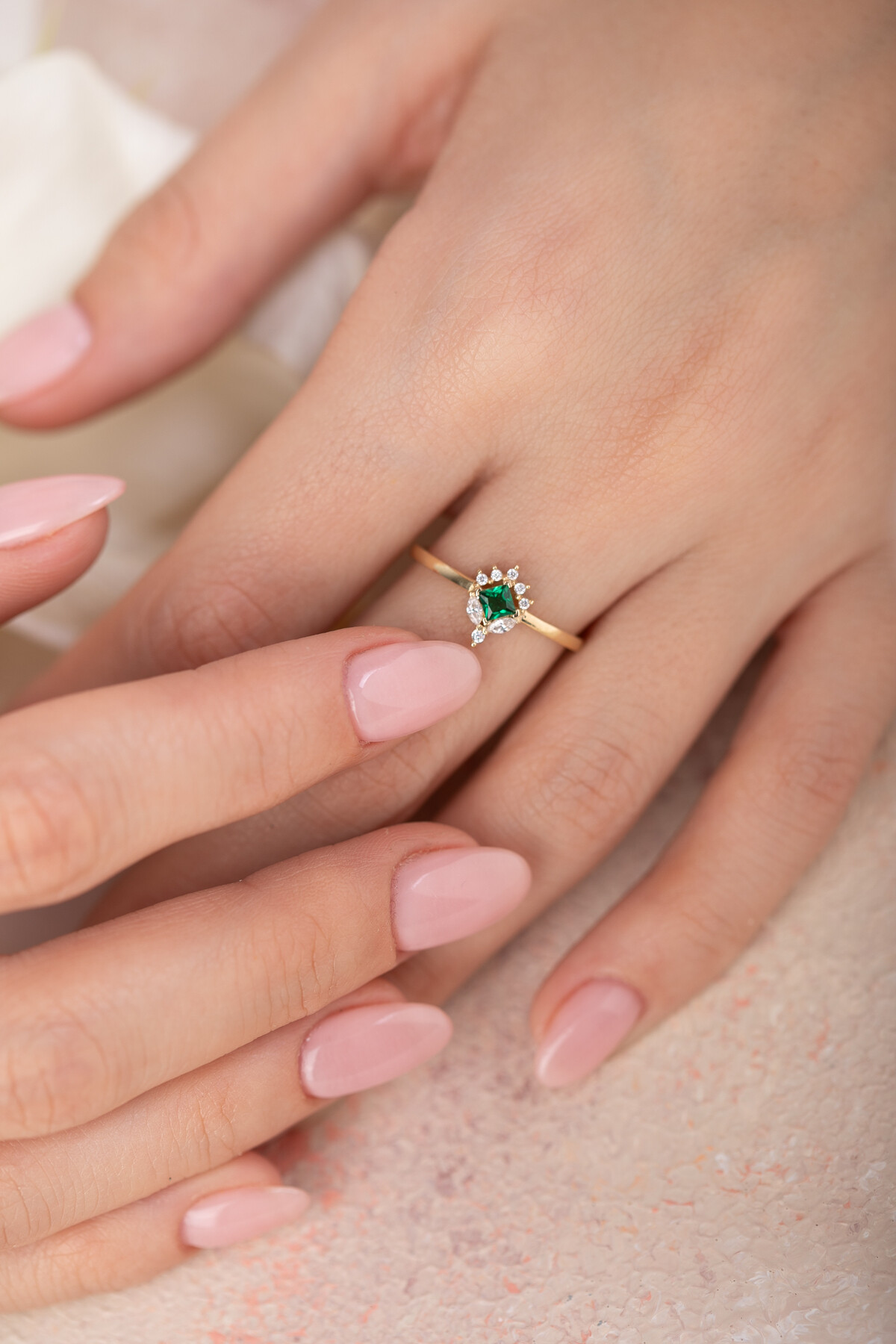 14 Ayar Altın Yeşil Taşlı Yüzük