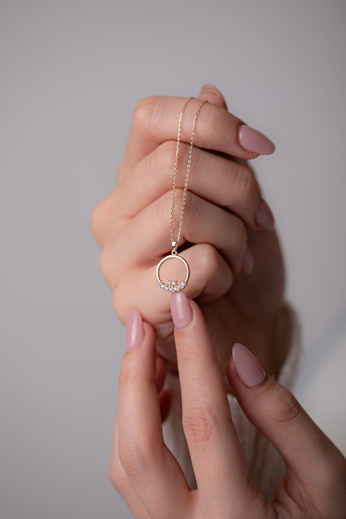 14 Ayar Altın Yuvarlak Formlu Taşlı Kolye