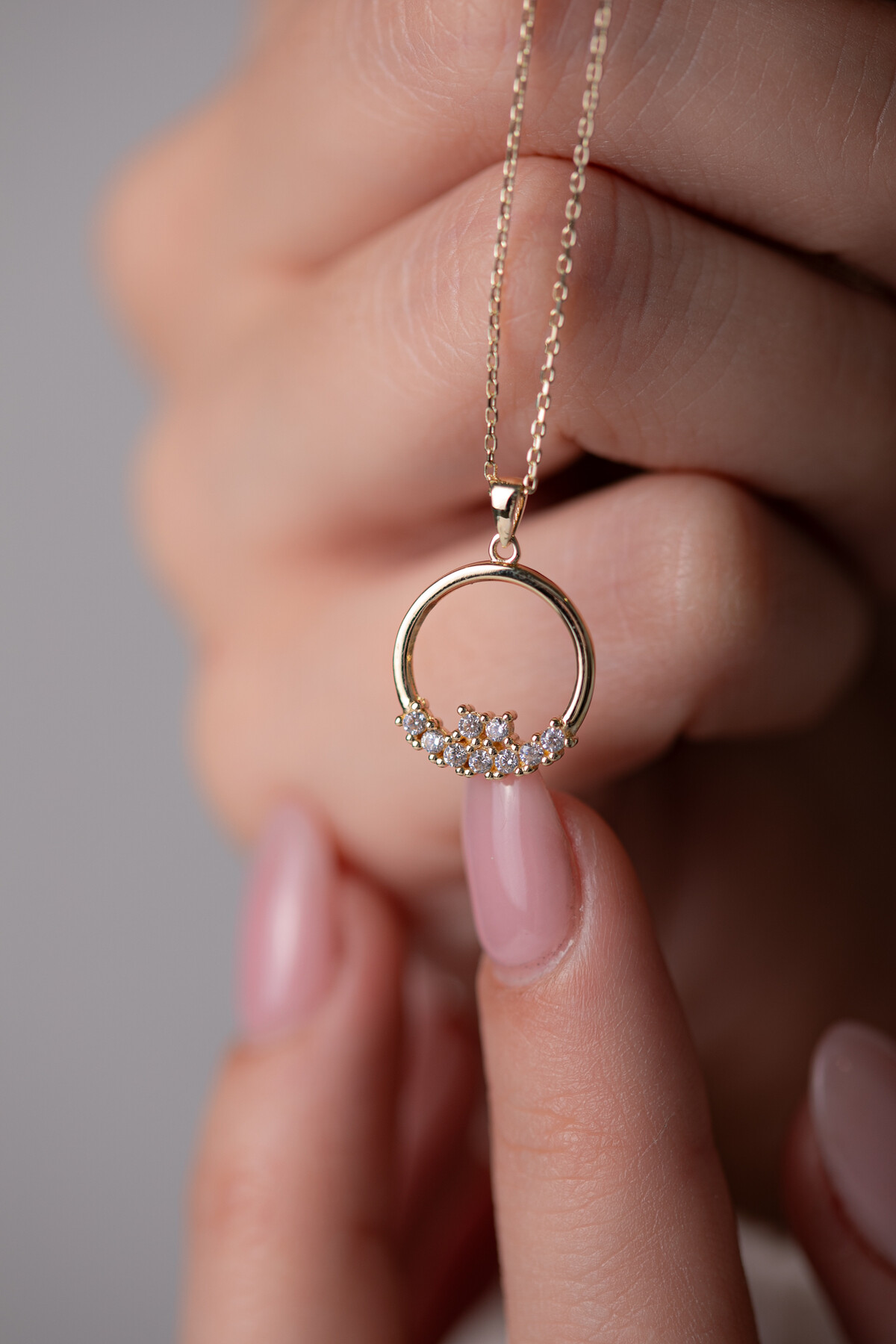 14 Ayar Altın Yuvarlak Formlu Taşlı Kolye