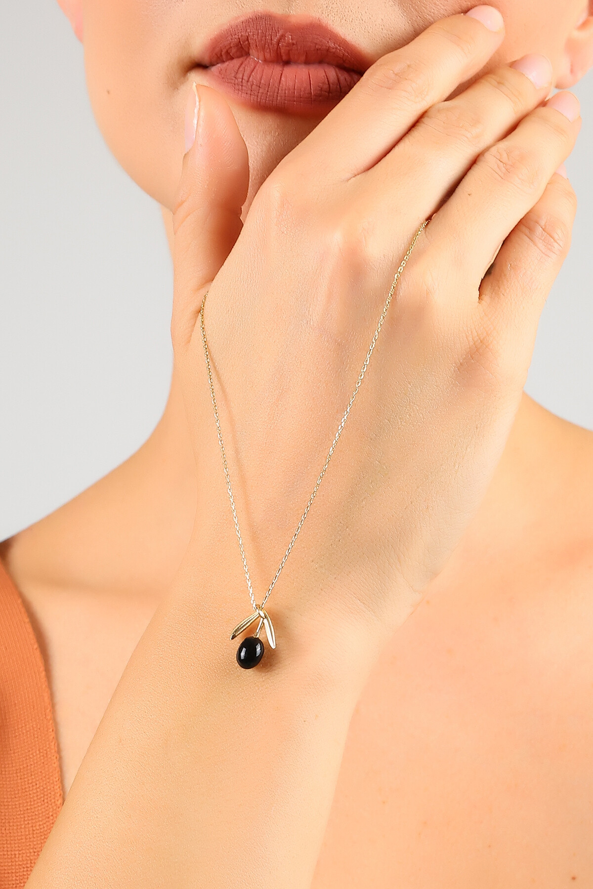 14 Ayar Altın Zarif Siyah Zeytin Kolye