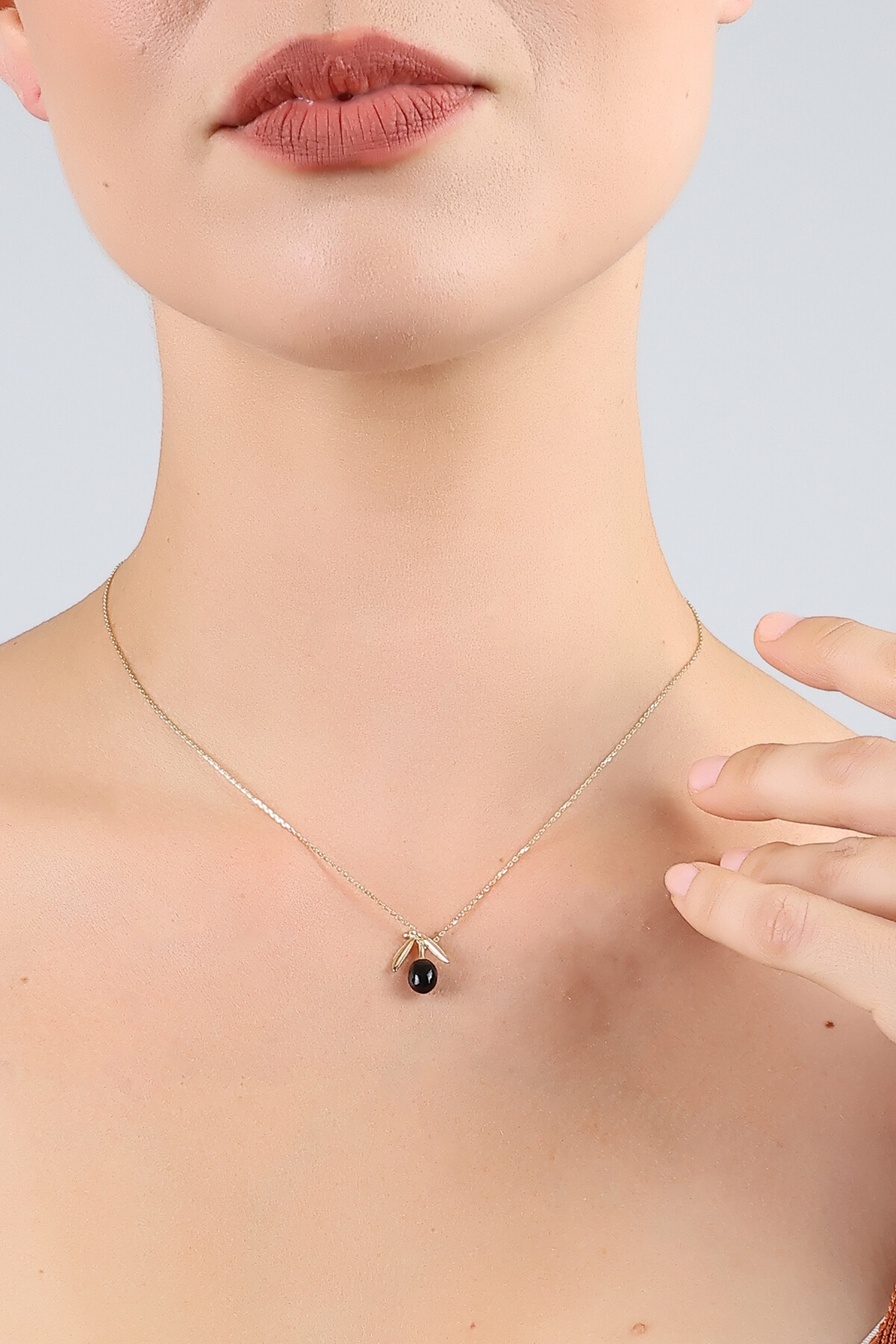 14 Ayar Altın Zarif Siyah Zeytin Kolye