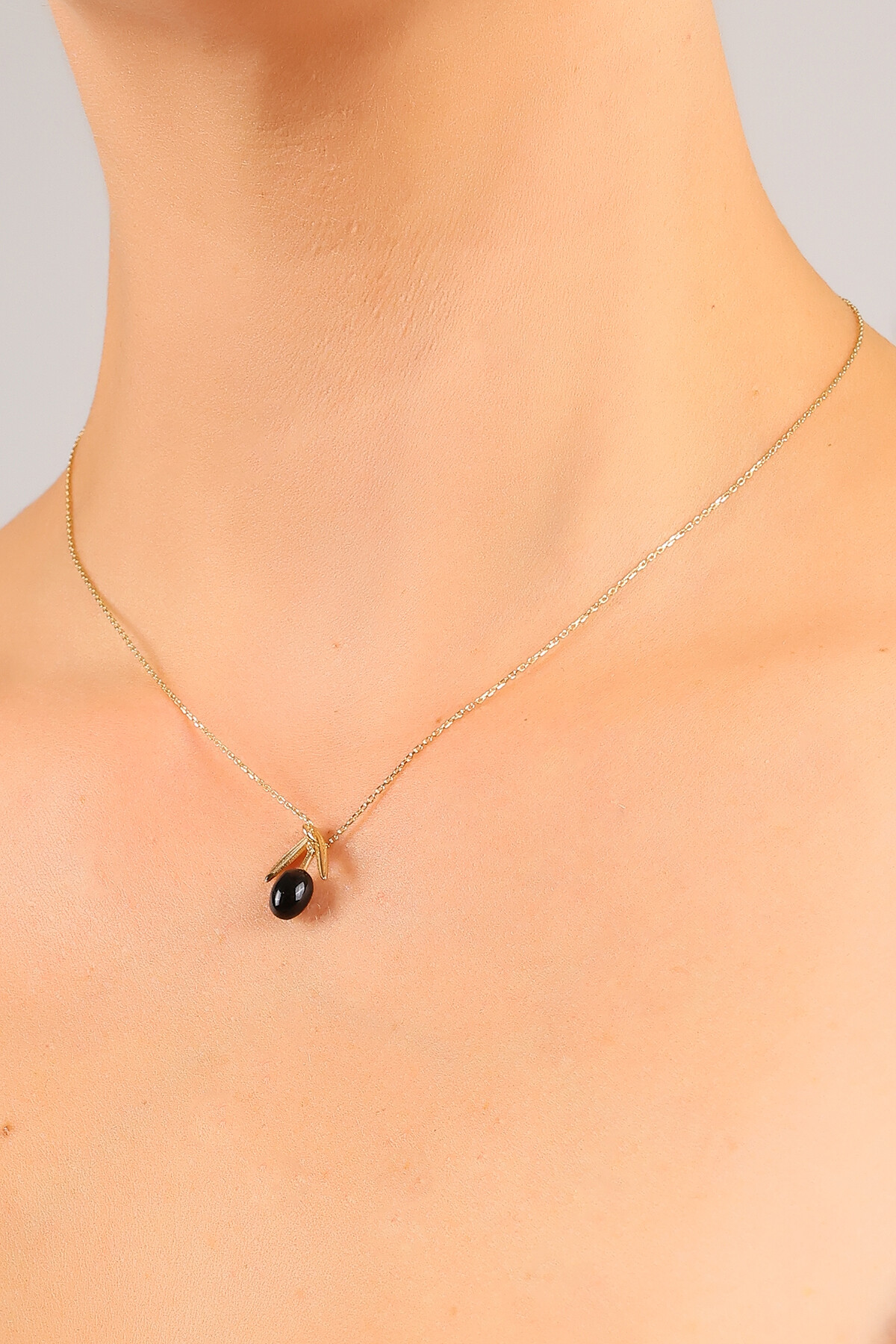 14 Ayar Altın Zarif Siyah Zeytin Kolye