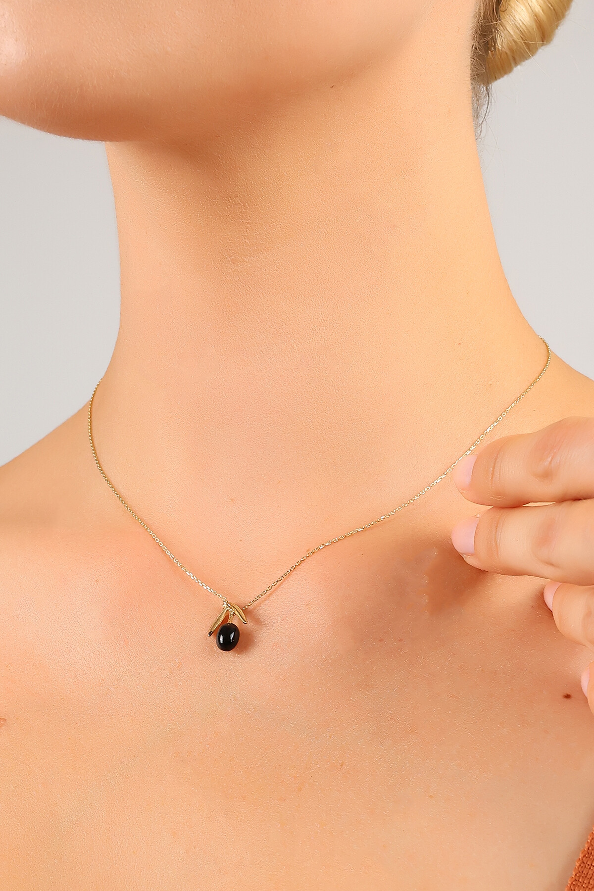 14 Ayar Altın Zarif Siyah Zeytin Kolye