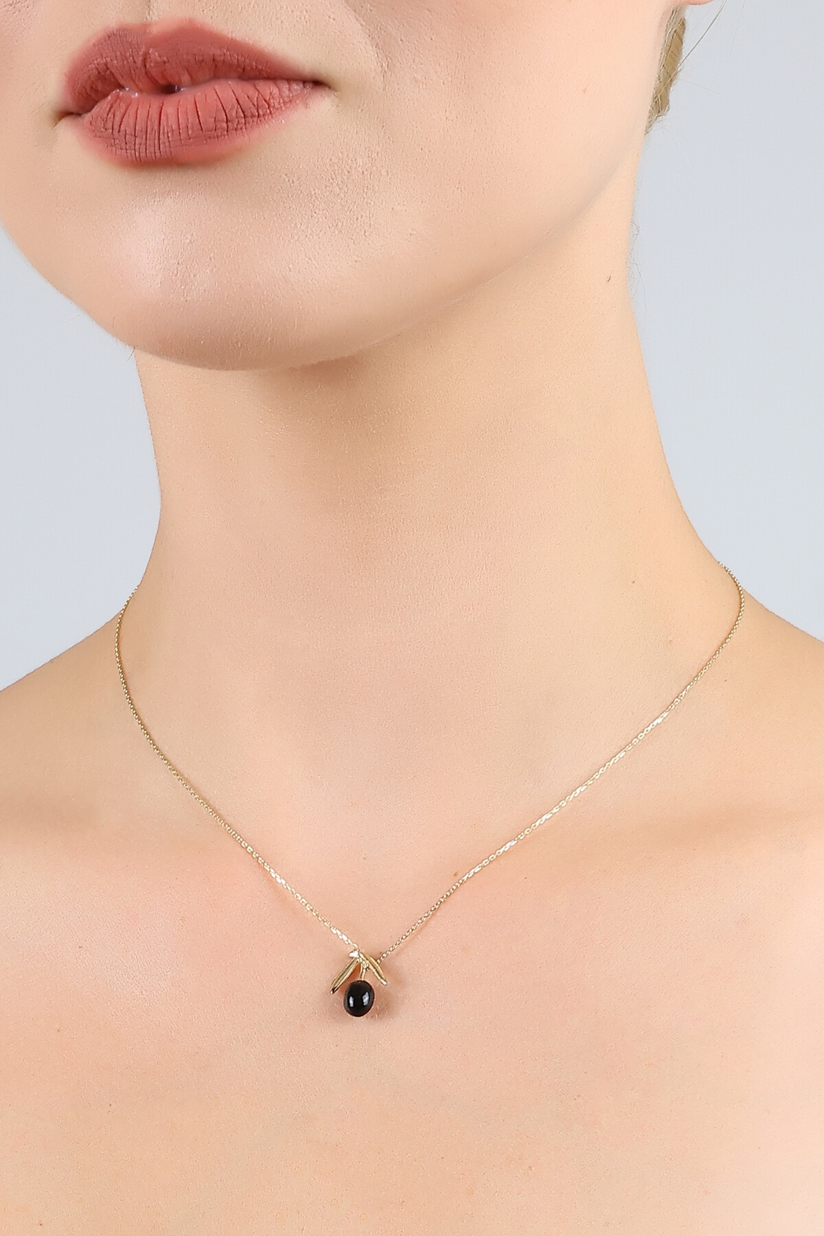 14 Ayar Altın Zarif Siyah Zeytin Kolye