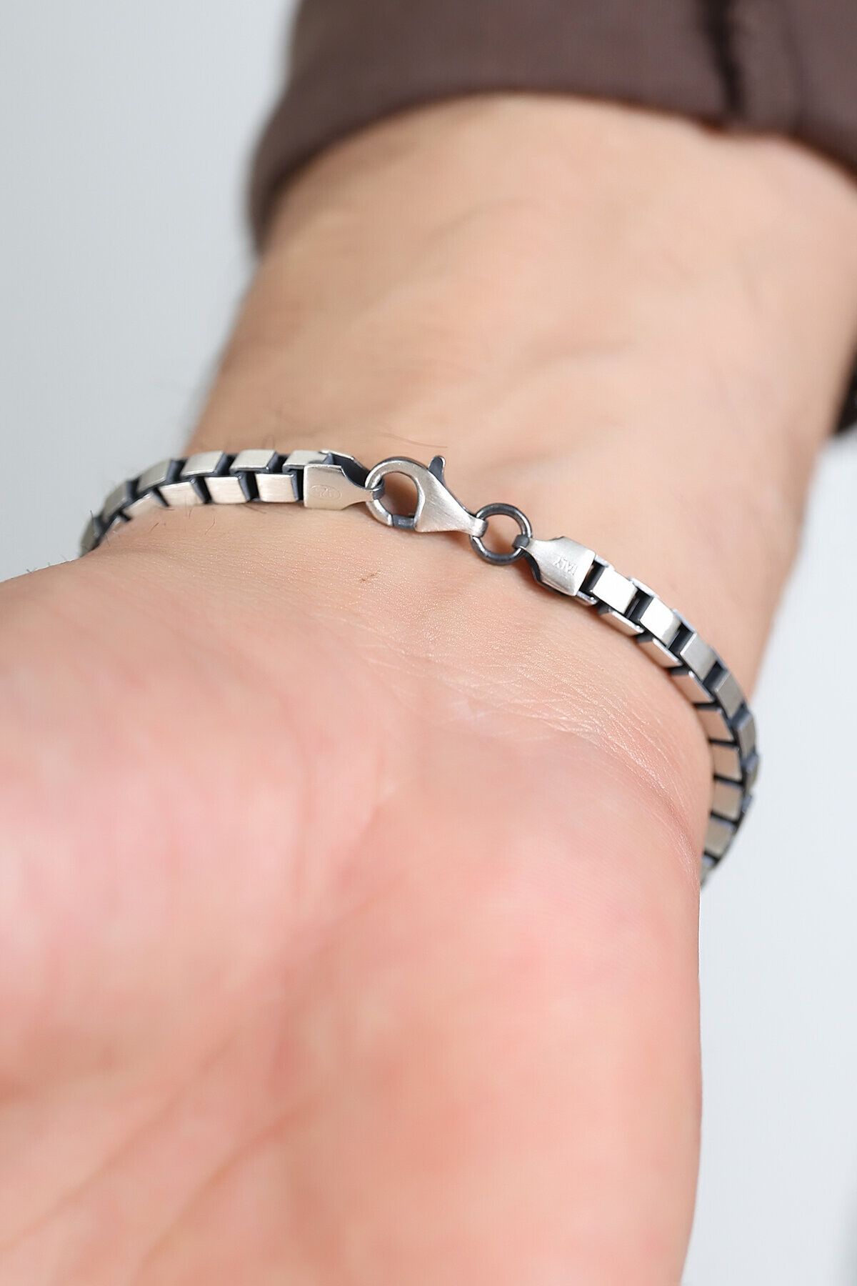 Gümüş Siyah Taşlı Ağaç Kabuğu Küp Zincirli Bileklik