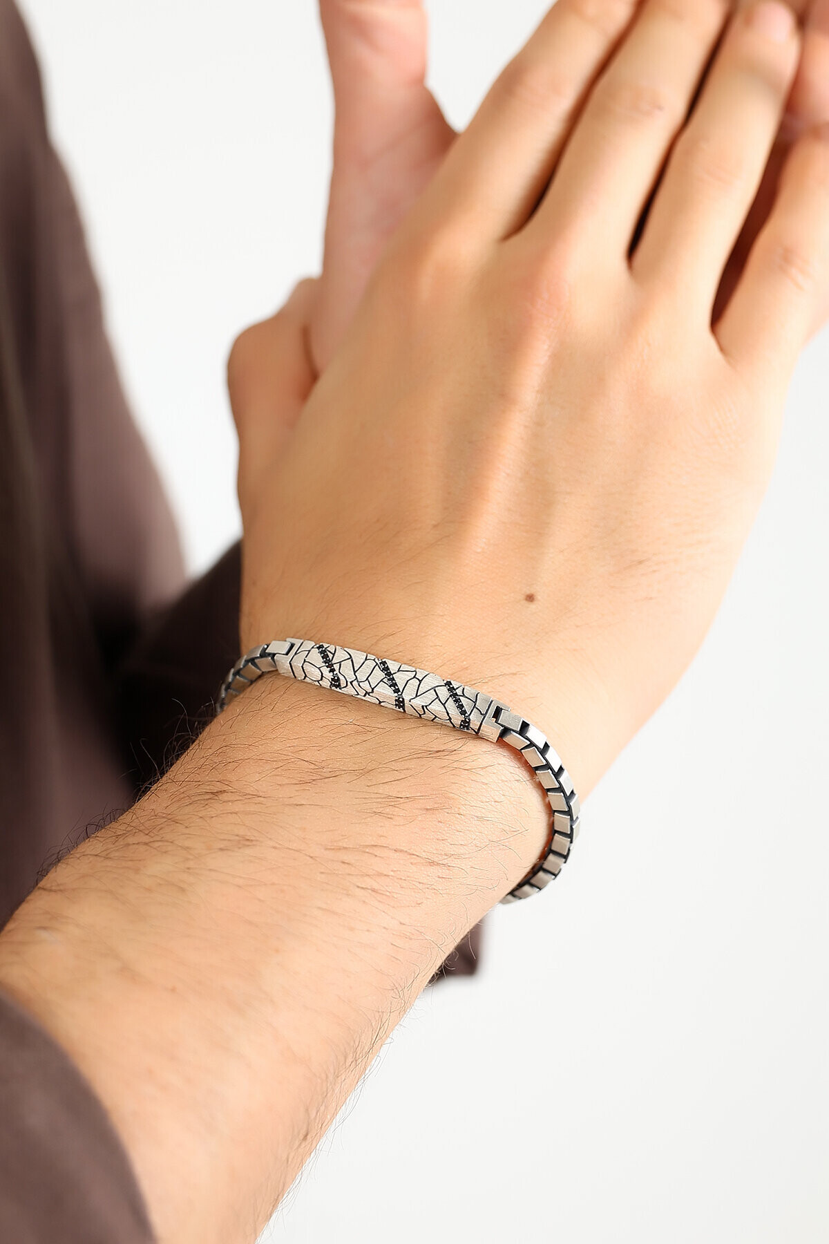 Gümüş Siyah Taşlı Ağaç Kabuğu Küp Zincirli Bileklik