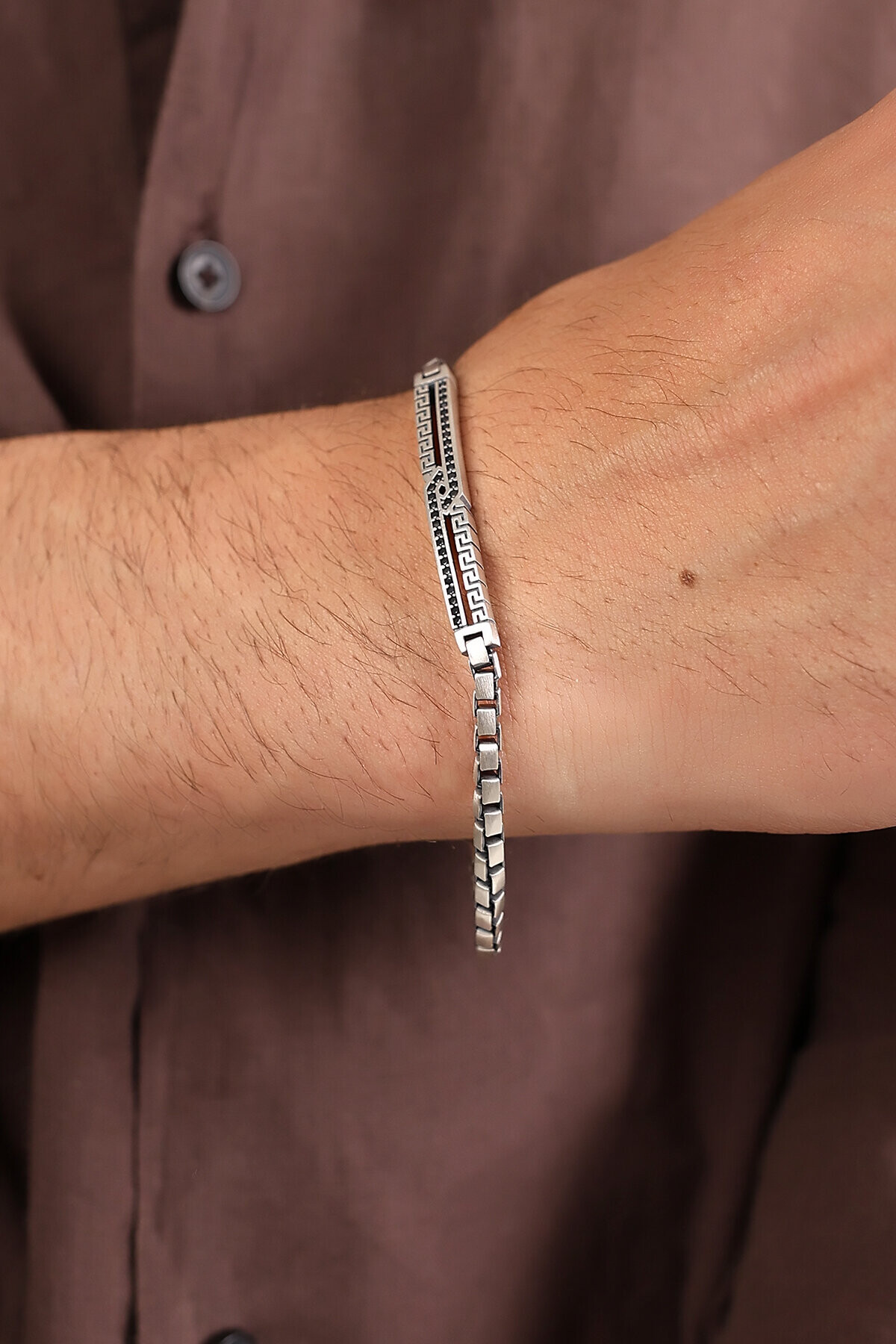 Gümüş Siyah Taşlı Grek Desenli Küp Zincirli Bileklik