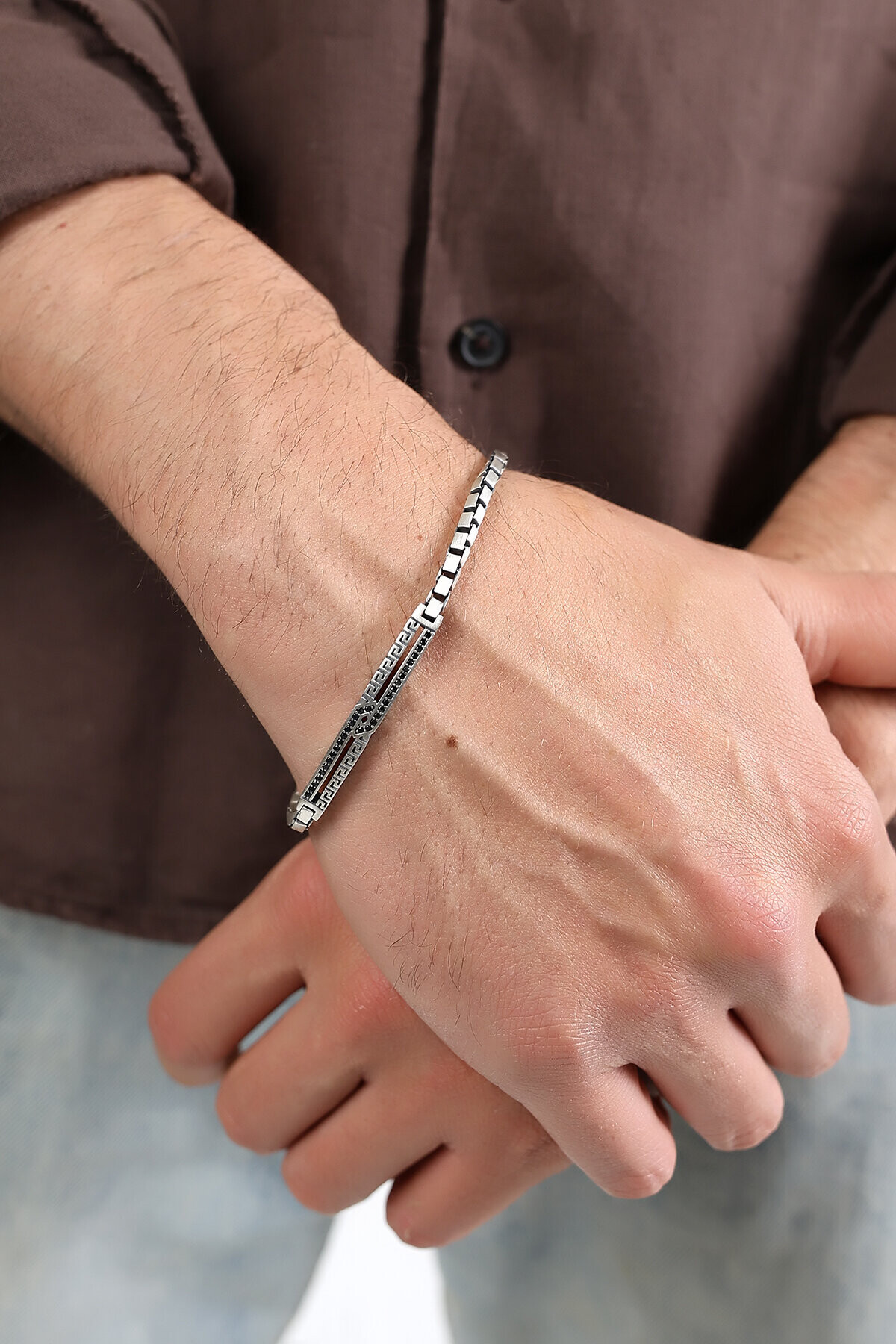 Gümüş Siyah Taşlı Grek Desenli Küp Zincirli Bileklik