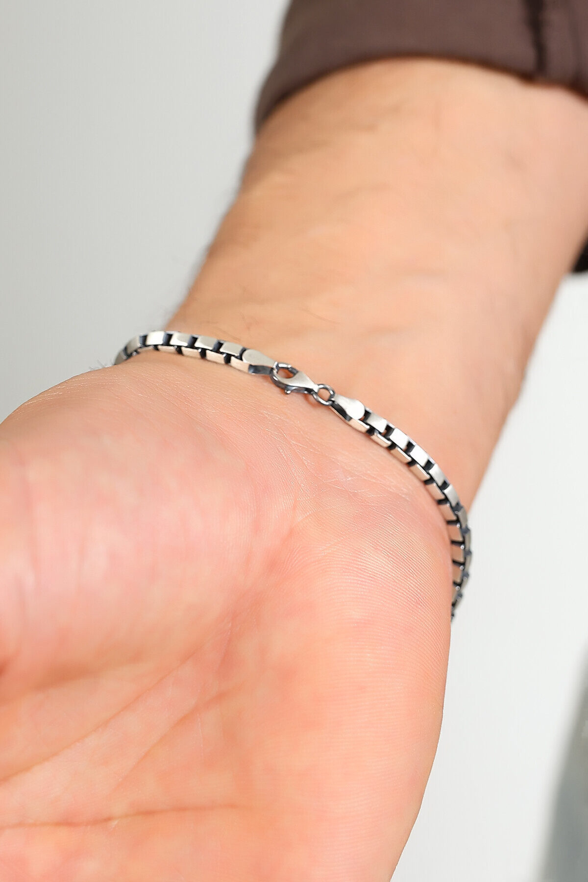 Gümüş Siyah Taşlı Grek Desenli Küp Zincirli Bileklik