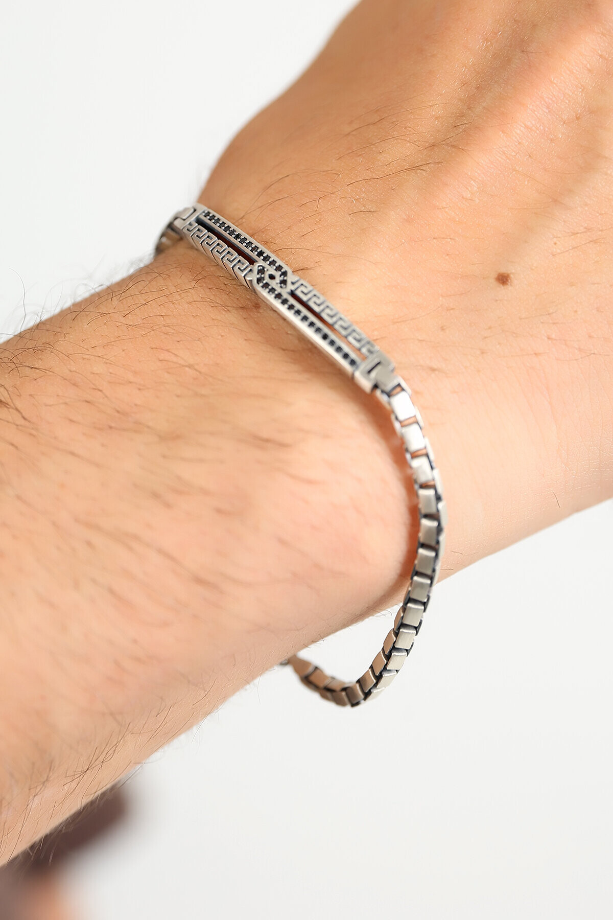 Gümüş Siyah Taşlı Grek Desenli Küp Zincirli Bileklik